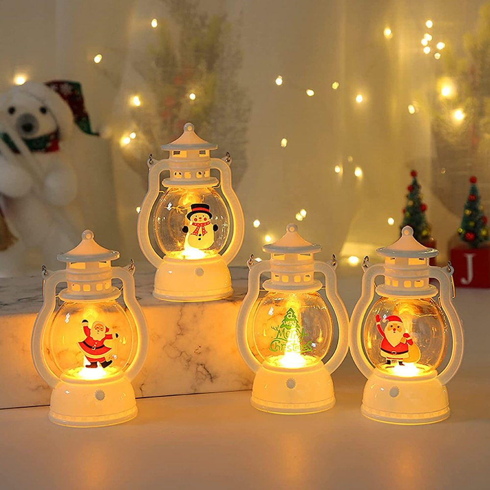 Vier Weihnachtslaternen mit LED-Lichtern. Jede enthält eine andere Weihnachtsfigur.