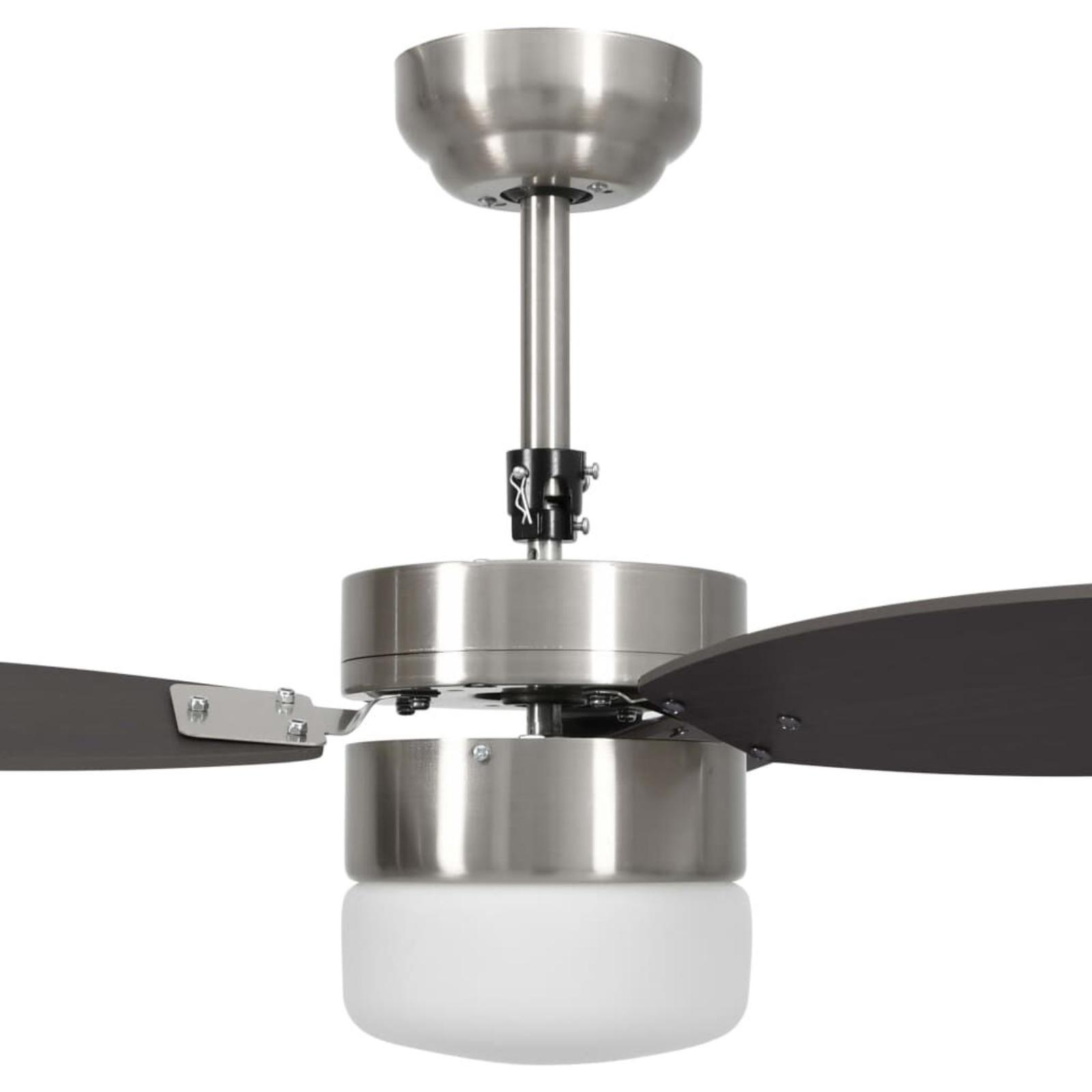 Deckenventilator mit drei Flügeln. Der Ventilator ist silberfarben mit dunkelgrauen Flügeln und weißem Licht.