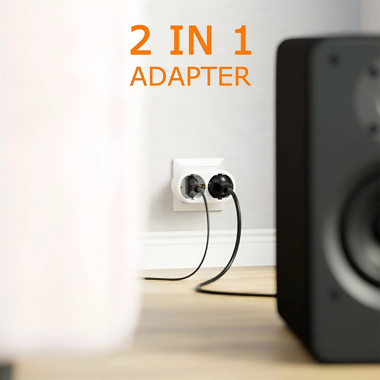Ein Zwei-in-Eins-Adapter ist in eine Steckdose gesteckt. Ein schwarzes Kabel verbindet sich mit einem schwarzen Lautsprecher.