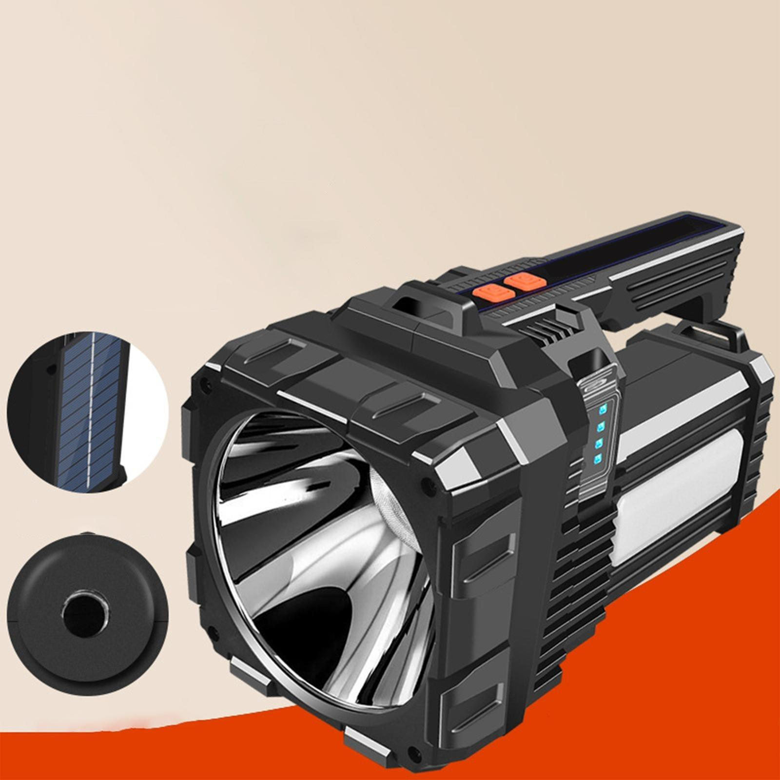 Schwarze Taschenlampe mit Solarpanel und Ladeanschluss. Das Licht ist an.