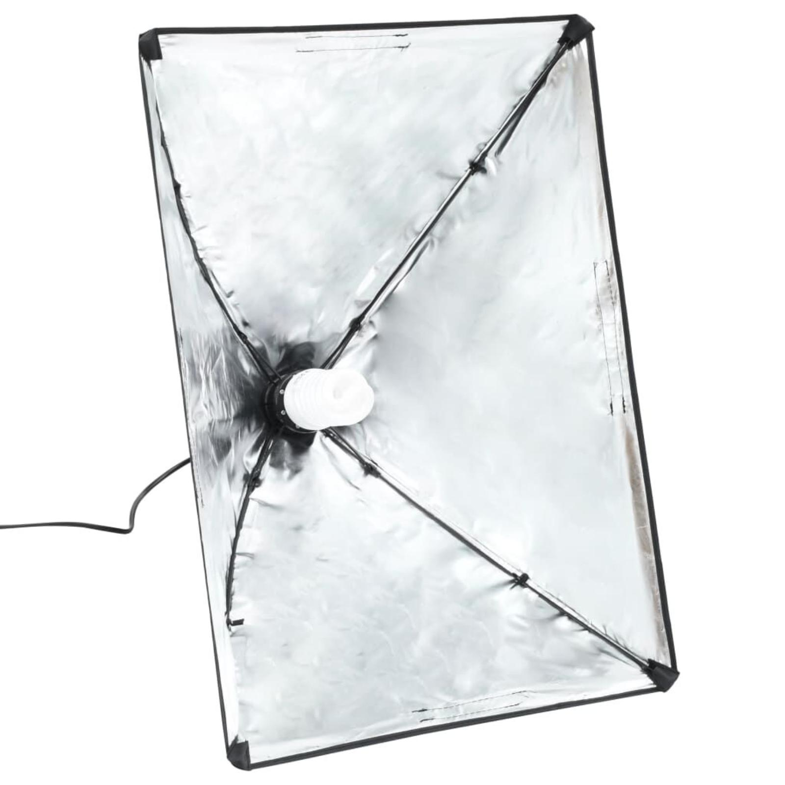 Ein Studio-Softbox mit Glühbirne und angeschlossenem Netzkabel. Rechteckige Form.