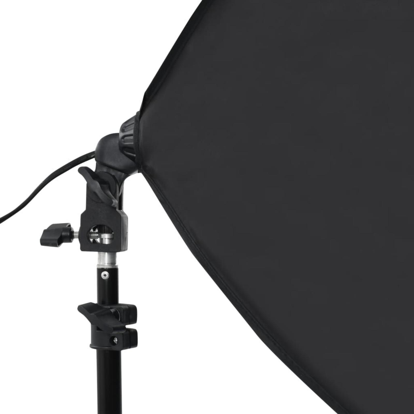Nahaufnahme einer schwarzen Softbox an einem Ständer. Schwarzer Stoff und Ständer.
