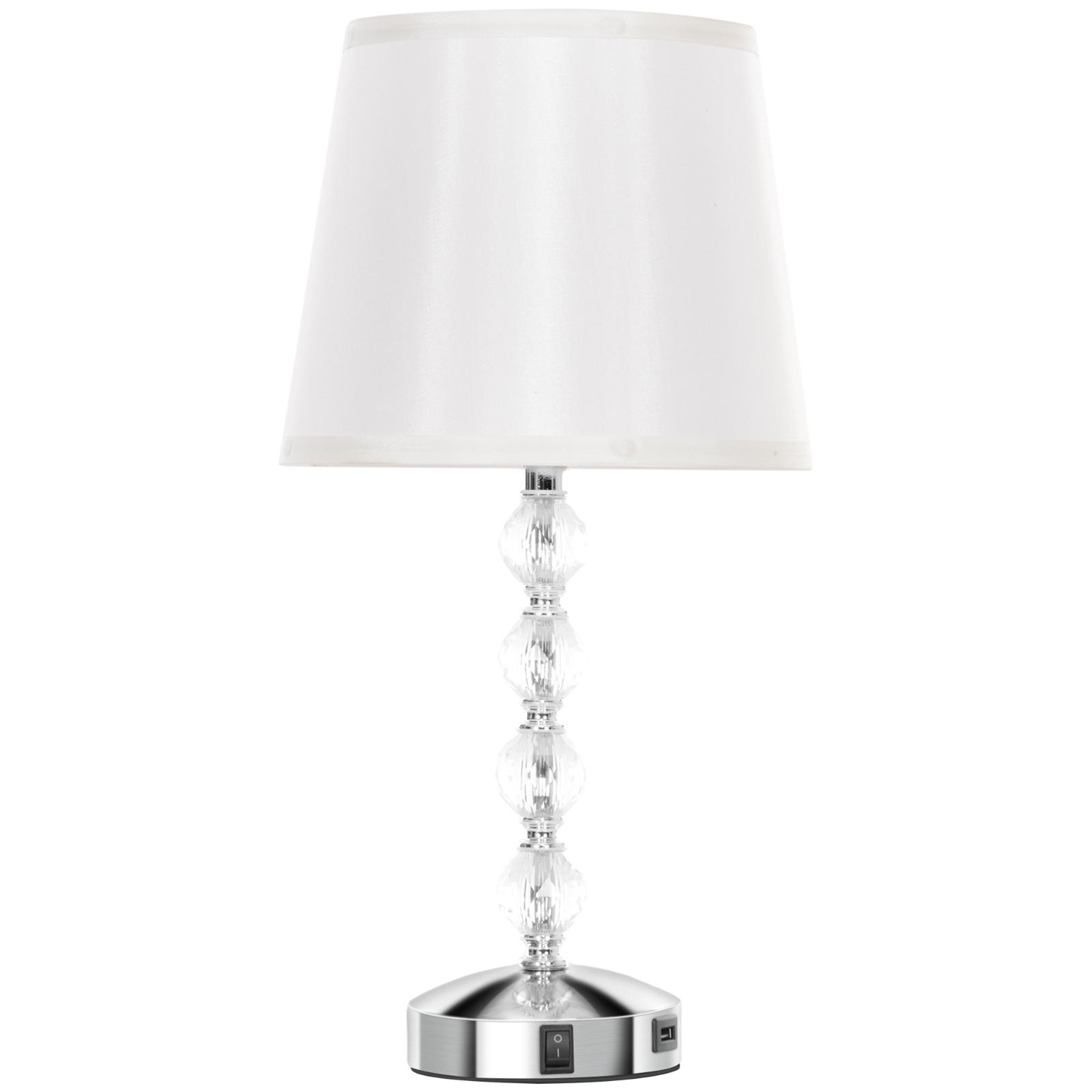 Tischlampe mit weißem Schirm, Kristallfuß und silbernen Akzenten. Weißer Hintergrund.