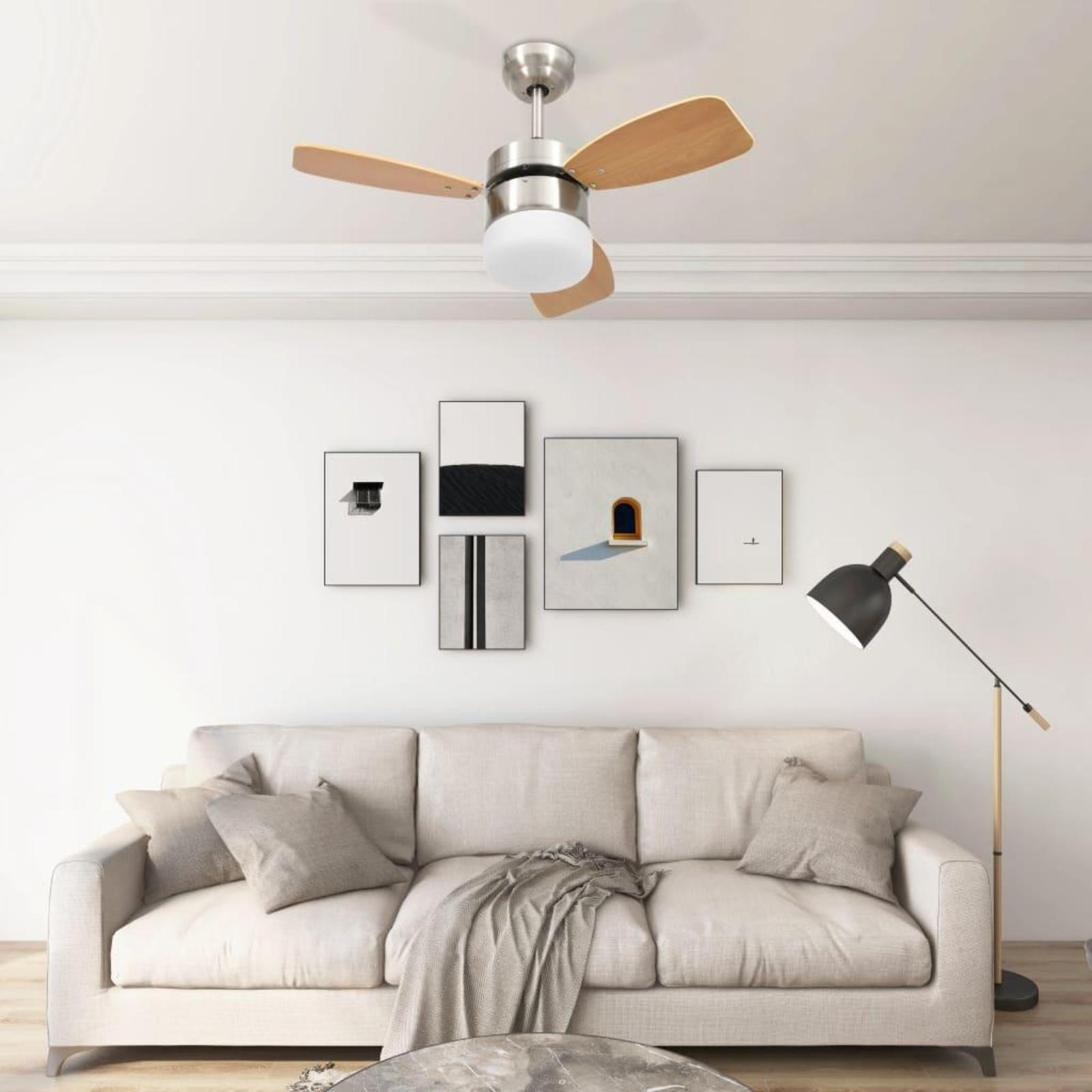 Wohnzimmer mit Deckenventilator, Sofa, Kunstwerken und Stehlampe. Der Raum hat eine neutrale Farbpalette.