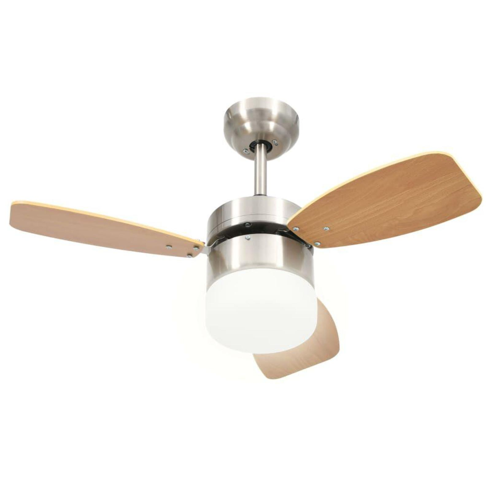 Ein Deckenventilator mit Holzflügeln und einer weißen Leuchte vor weißem Hintergrund.