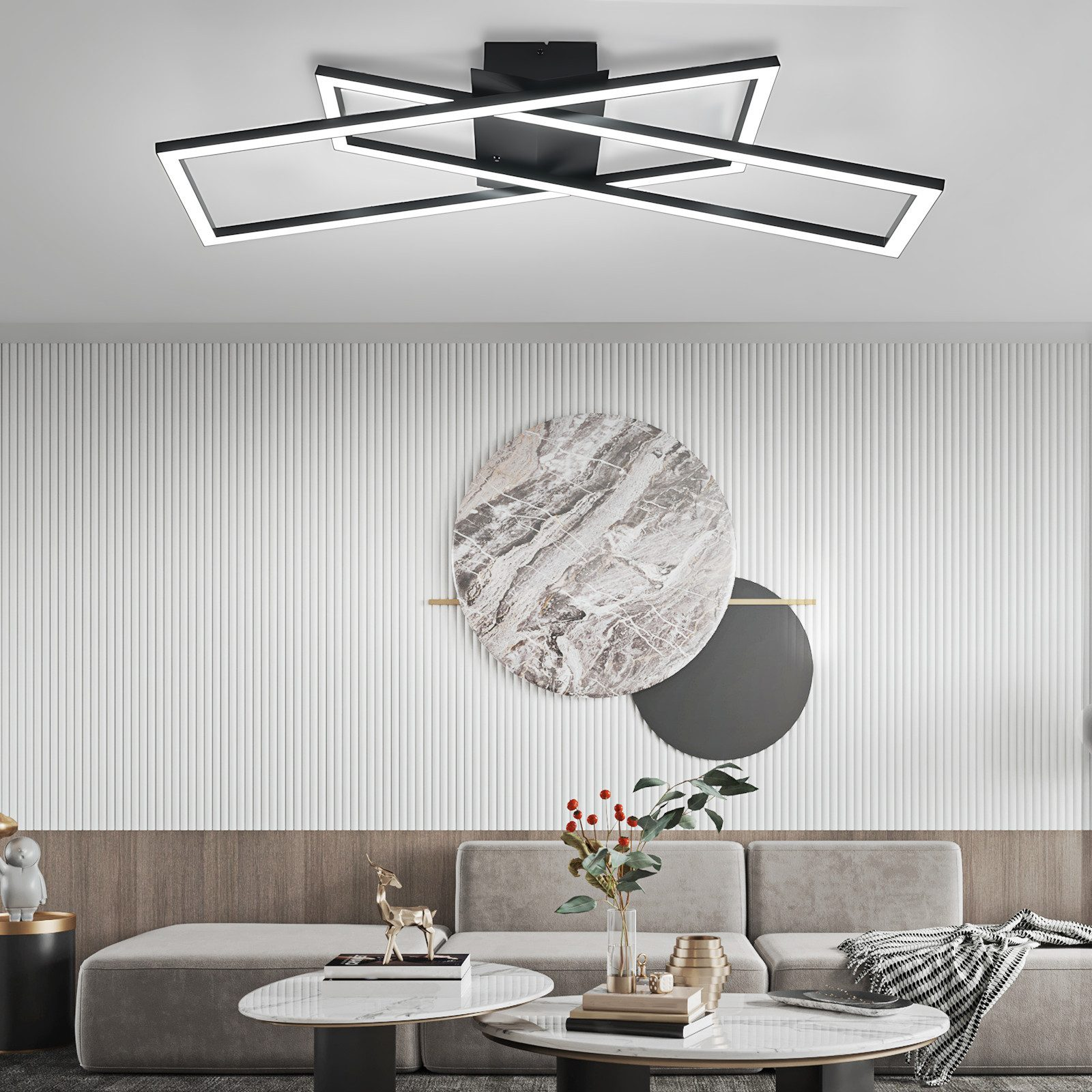 Moderne Deckenleuchte mit schwarzen Rahmen und weißen Lichtern, über einem Sofa, Marmorkunst und Dekoration.