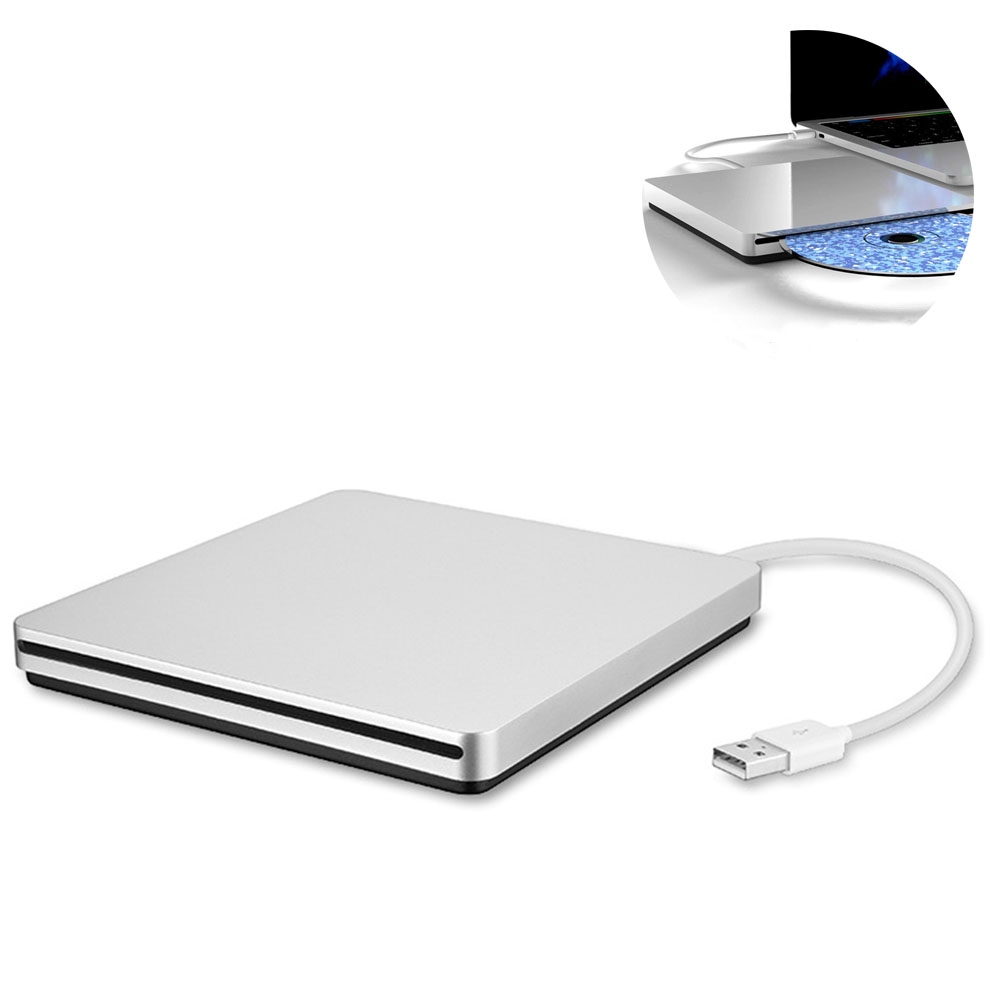 Ein silbernes externes CD/DVD-Laufwerk mit USB-Kabel, neben einem Laptop mit einer Disc im Laufwerk positioniert.