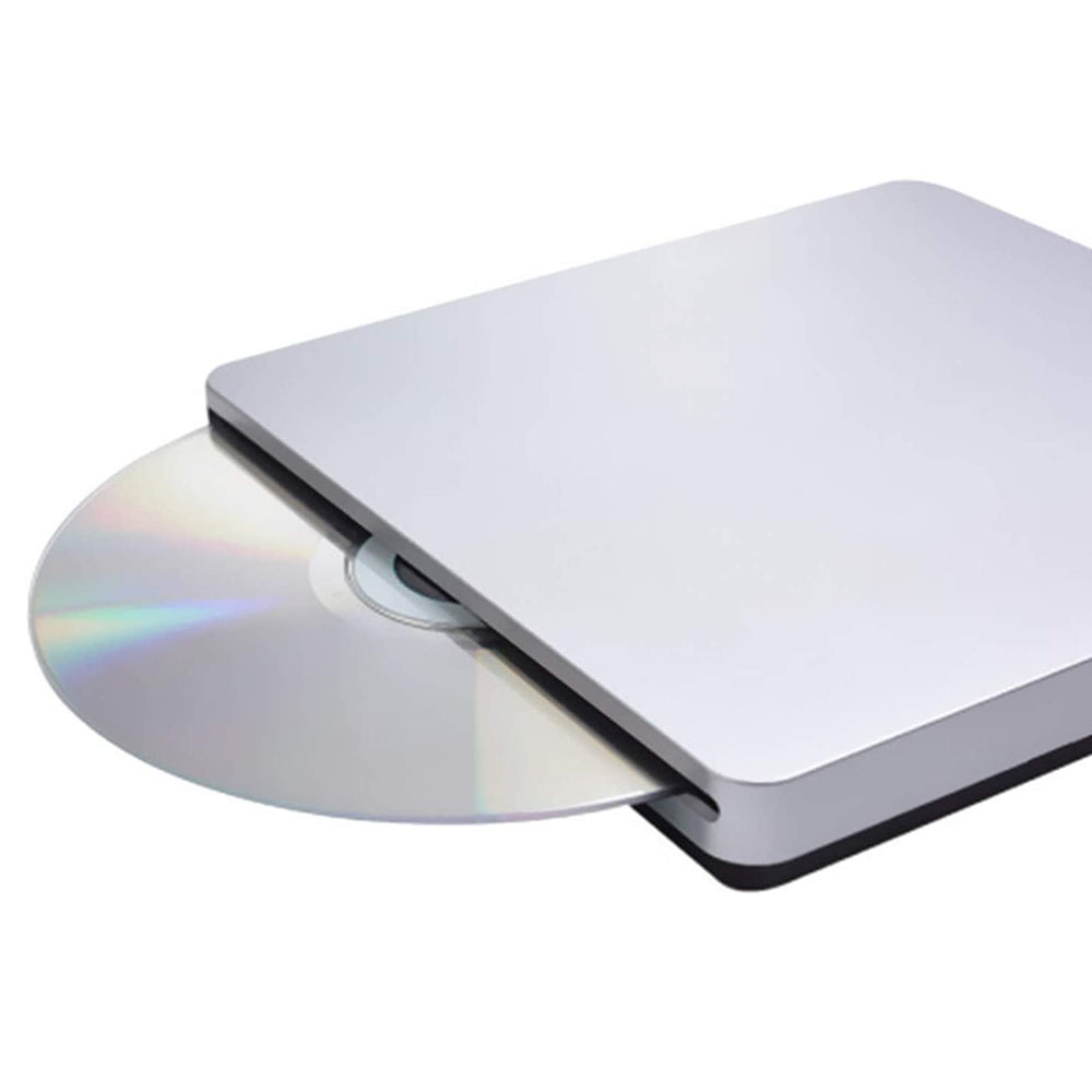 Ein silbernes CD/DVD-Laufwerk mit teilweise eingelegter Disc. Die Disc hat eine reflektierende Oberfläche.