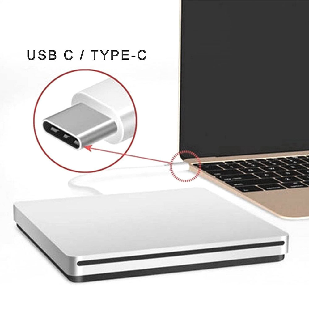 Laptop, verbunden mit einer silbernen externen Festplatte über ein USB-C-Kabel. Das Kabel ist hervorgehoben.