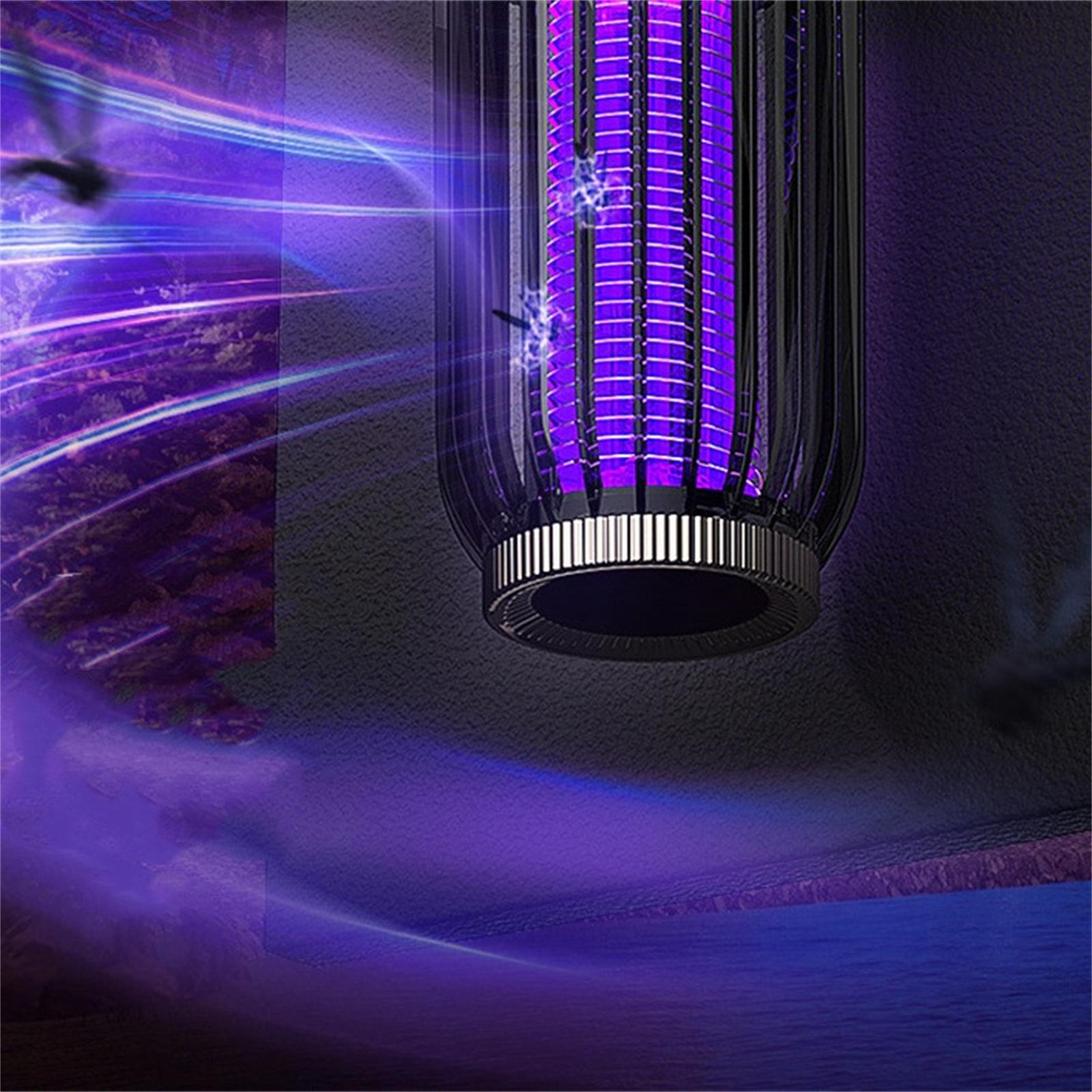 Nahaufnahme einer Mückenvernichtungslampe, die hellviolettes Licht aussendet. Einige Mücken sind sichtbar.