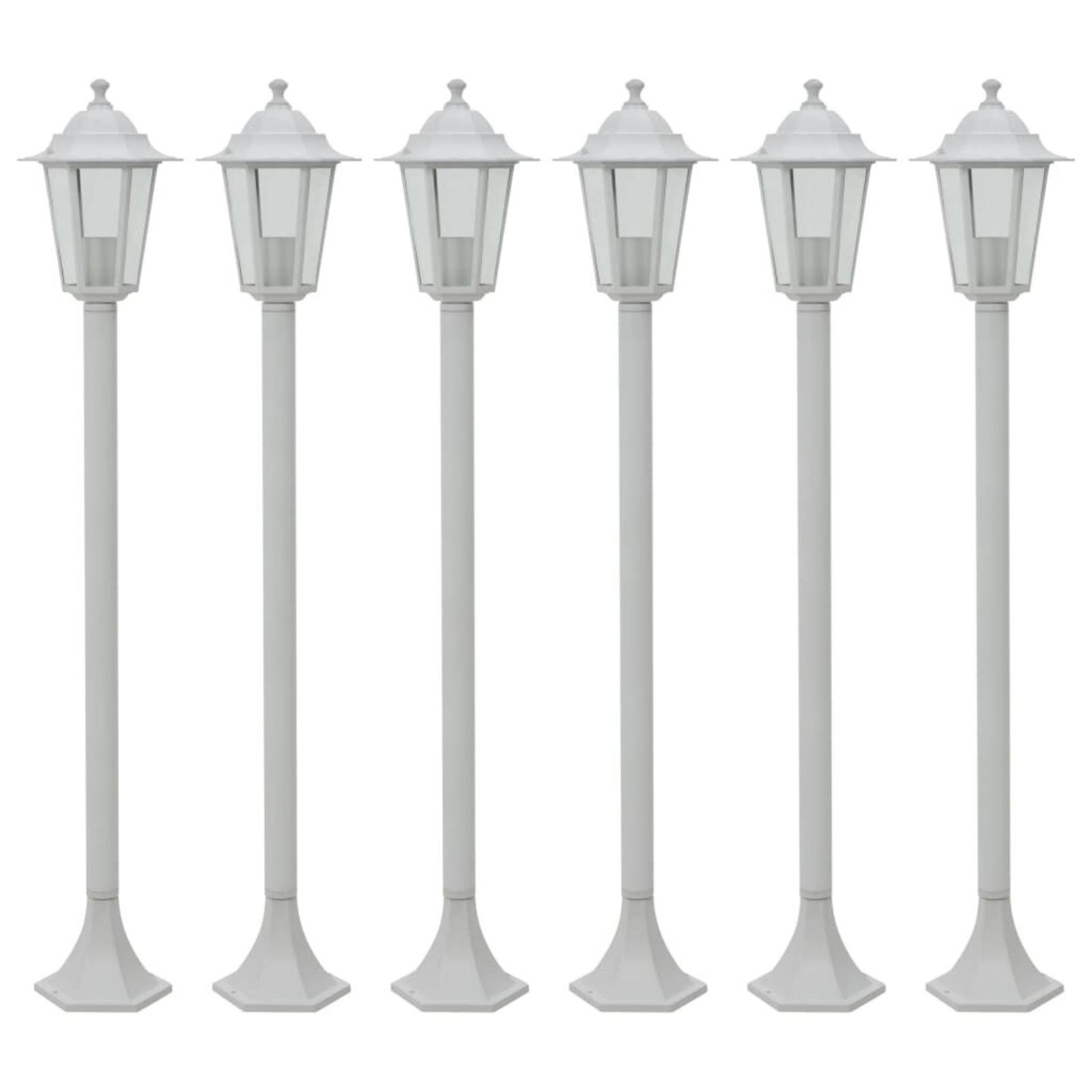 Sechs weiße Straßenlaternen. Die Lampen haben ein klassisches Design und sind gleichmäßig verteilt.