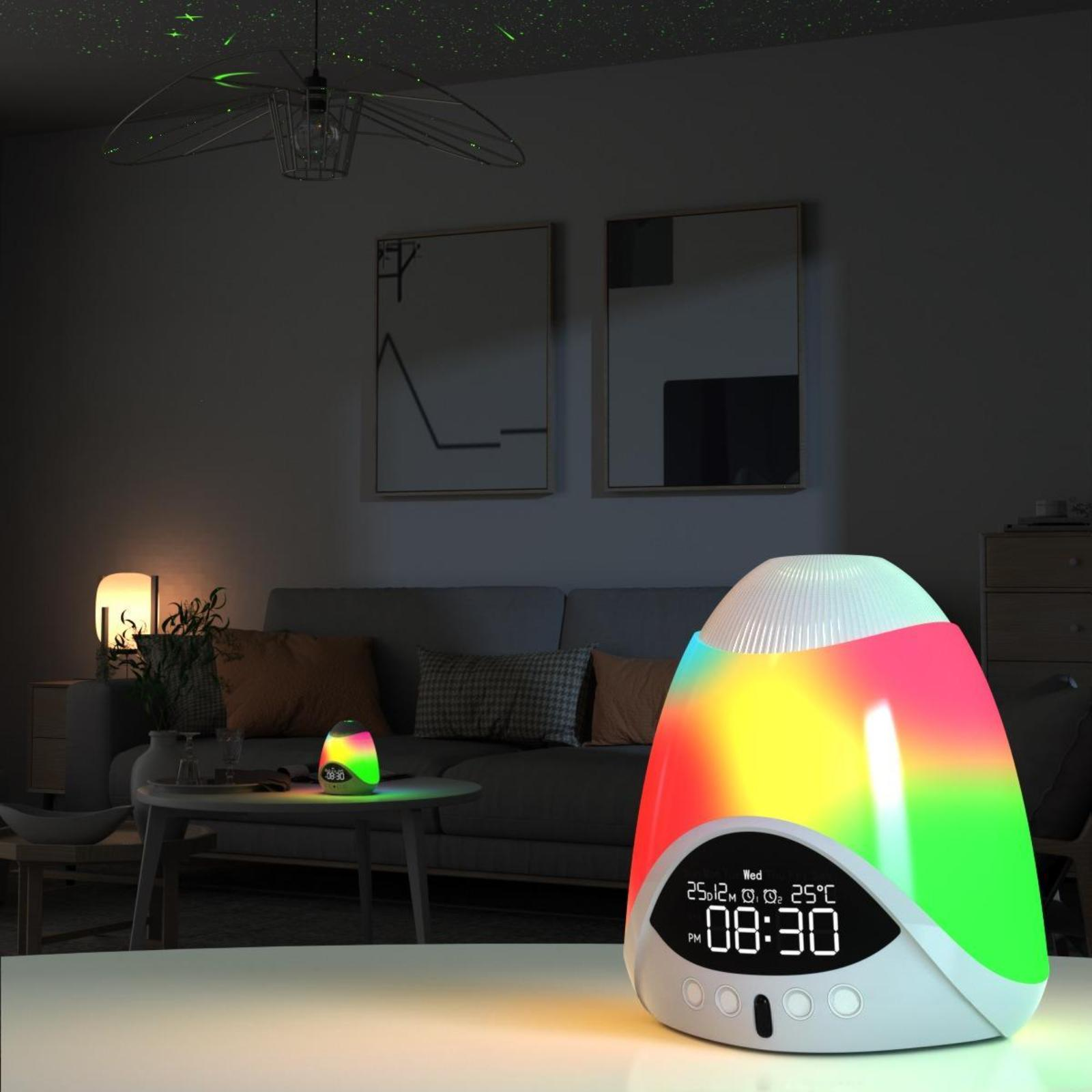 Ein Nachttisch-Wecker mit bunten Lichtern und einer Digitalanzeige mit 20:30 Uhr.