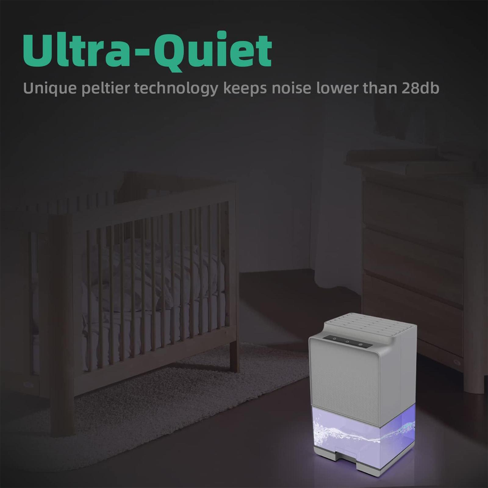 Ein weißer Luftreiniger in einem Raum mit einem Kinderbett und einer Kommode. Der Reiniger hat ein blaues Licht.