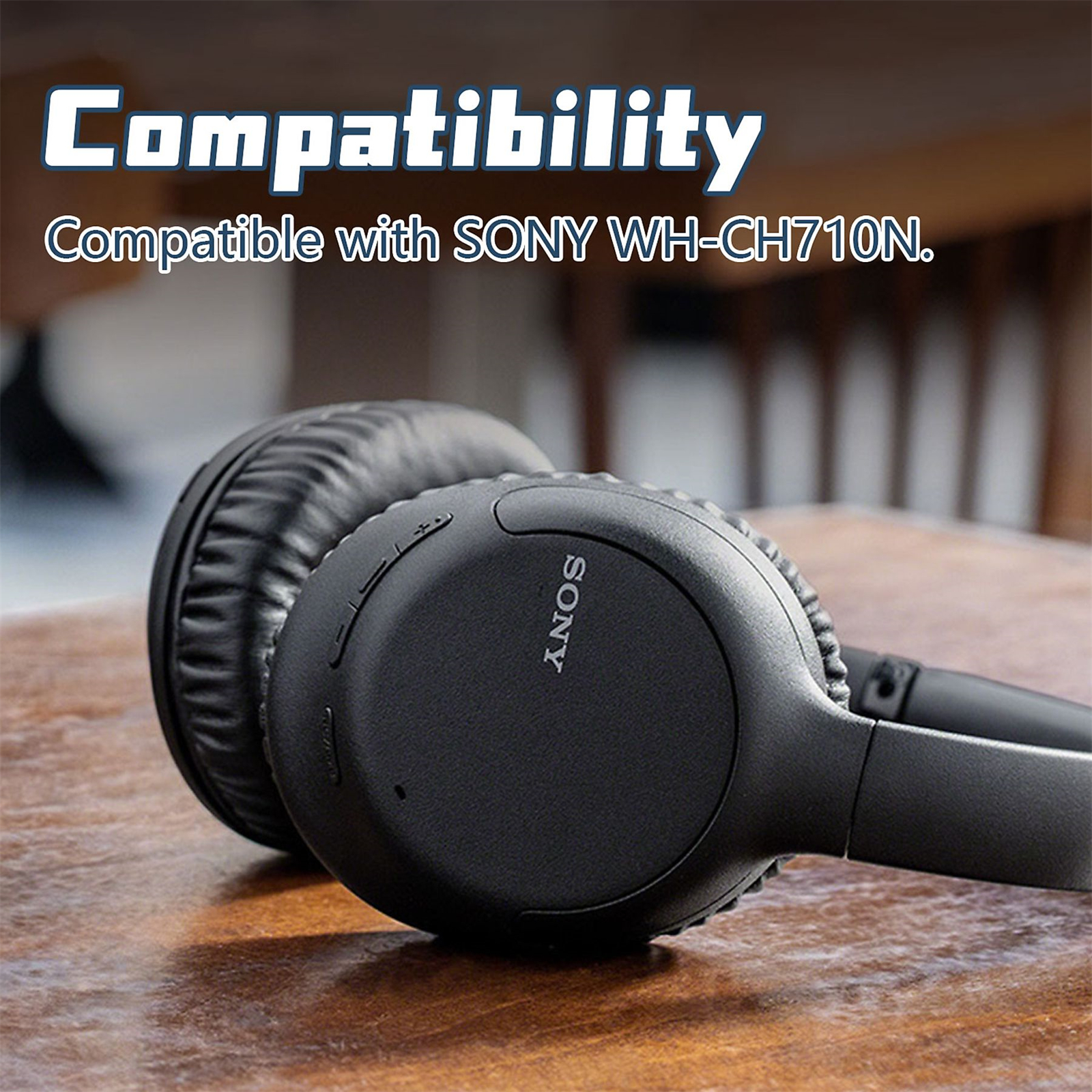 Kopfhörer auf einem Holztisch. Text darauf: Kompatibilität mit SONY WH-CH710N.