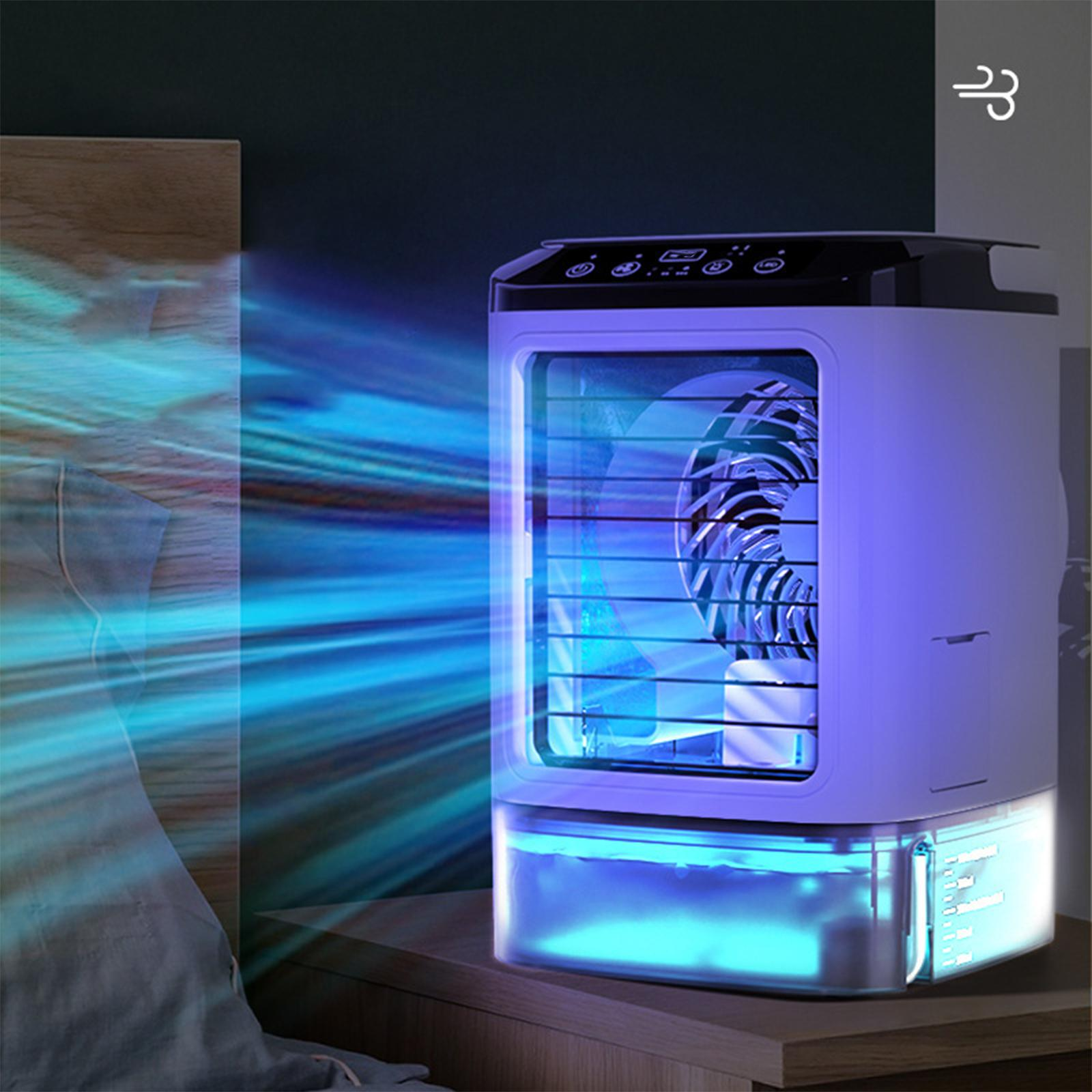 Luftkühler auf einem Tisch; blauer Lichteffekt; Ventilator sichtbar.