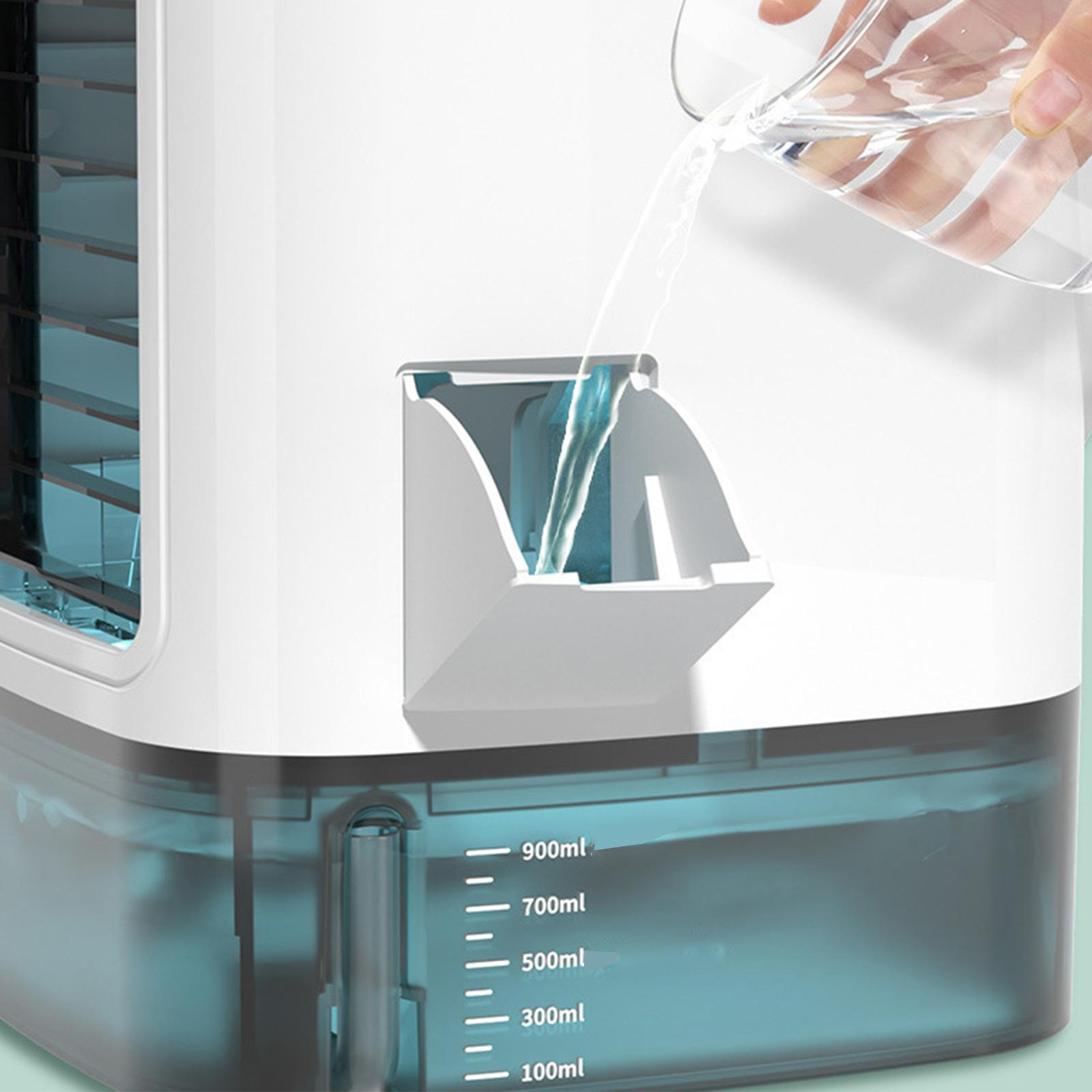 Wasser wird in einen weiß-blauen Luftbefeuchter gegossen.