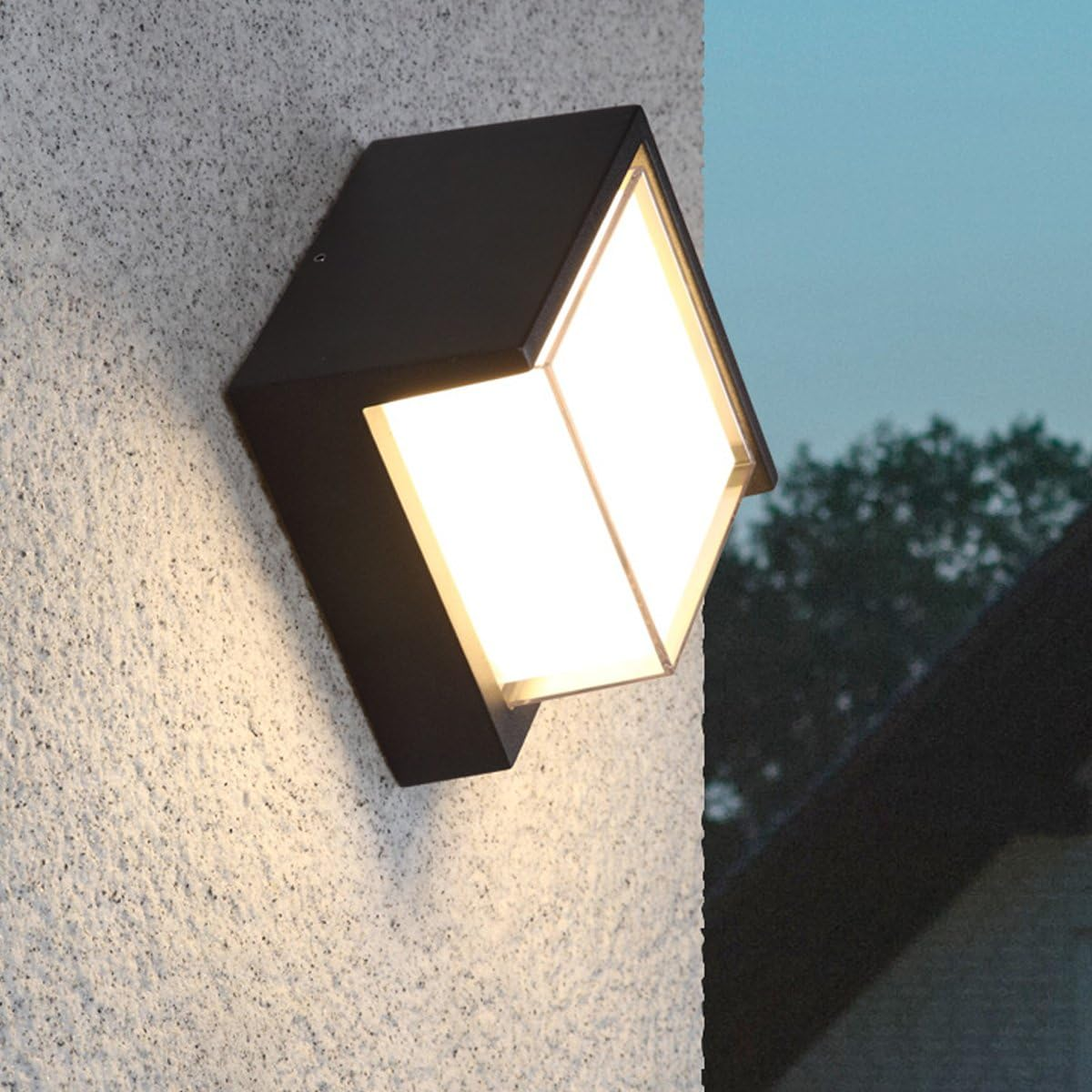 Schwarze, geometrische Außenwandleuchte an einer strukturierten, hellgrauen Wand.