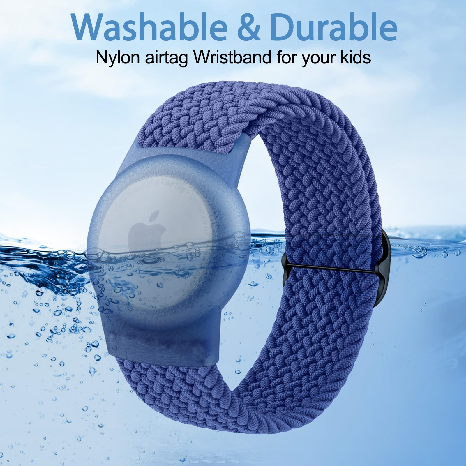 Blaues gewebtes Band mit AirTag im Wasser. Text: Waschbar & Langlebig.