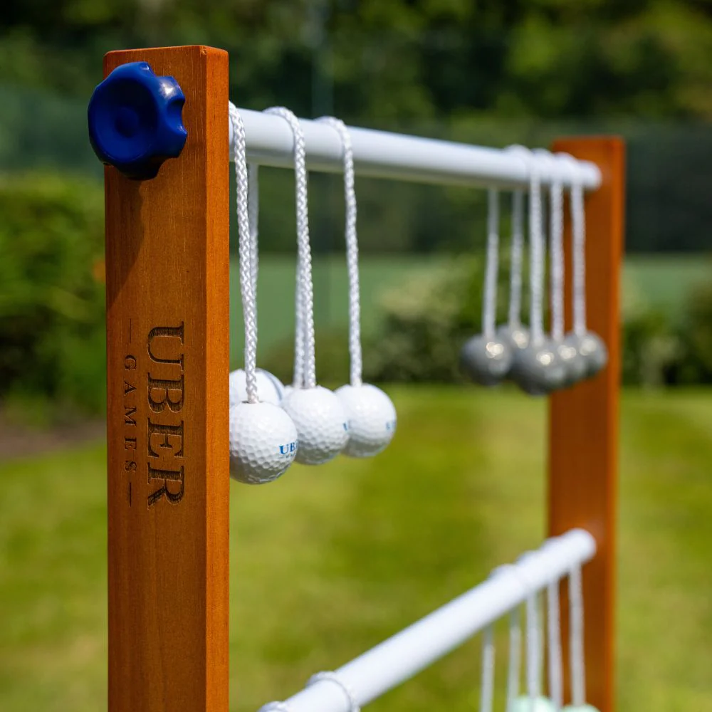 Leitergolf-Spielset mit Holzrahmen und Golfbällen, die an einer Struktur hängen.