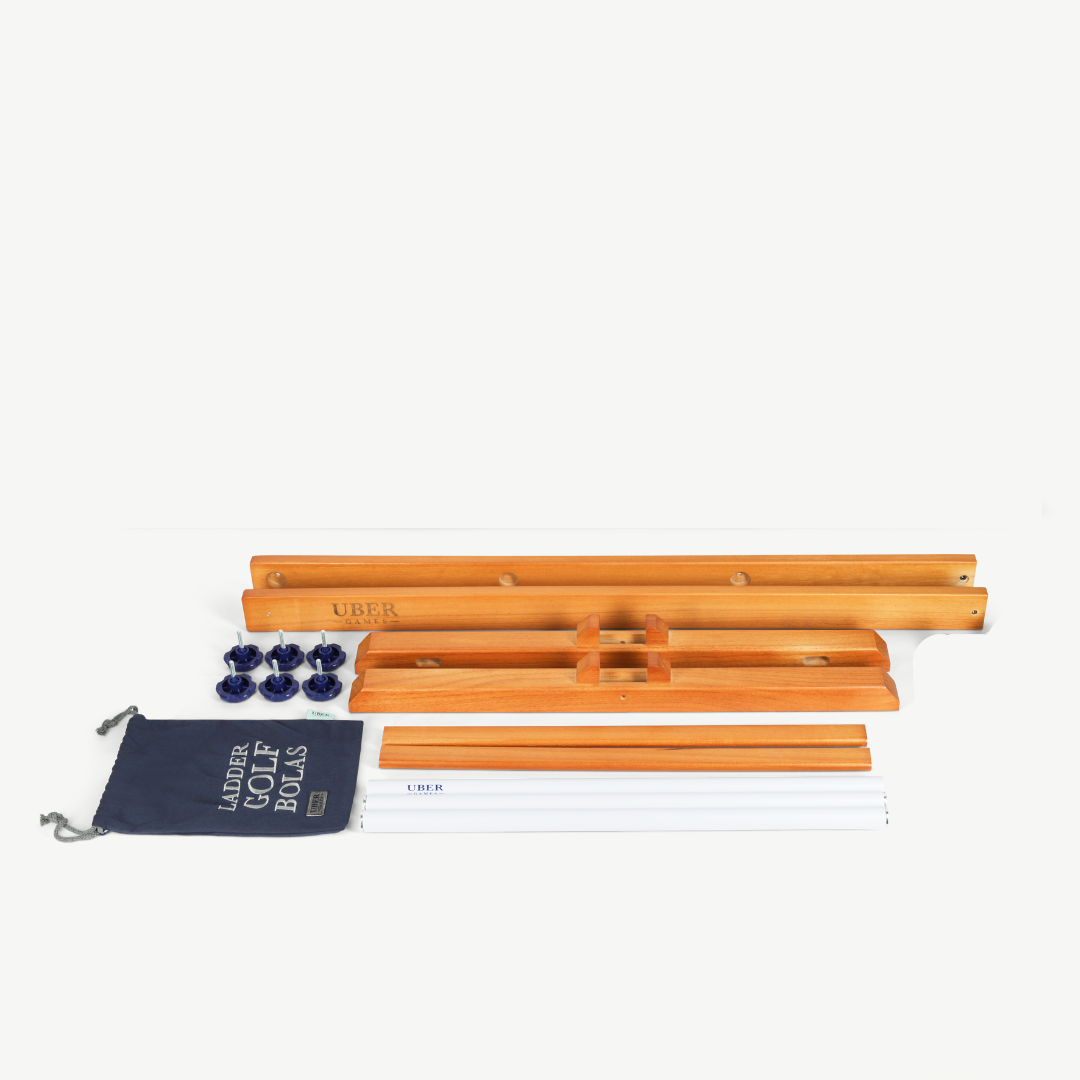 Leitergolf-Set: hölzerne Leiter, blaue Bolas, Tasche und Holzteile.