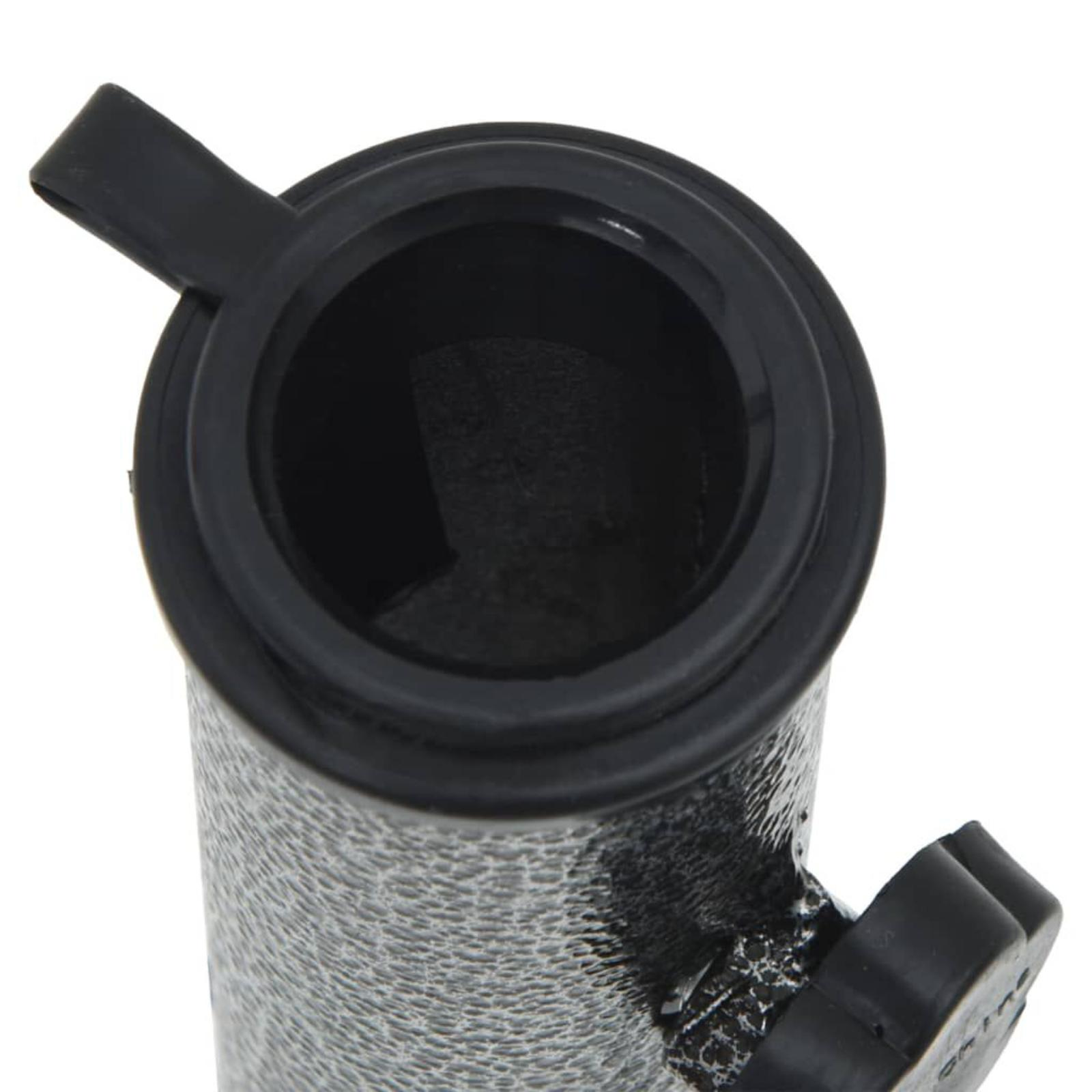 Nahaufnahme einer schwarzen Kappe auf einem Metallrohr.