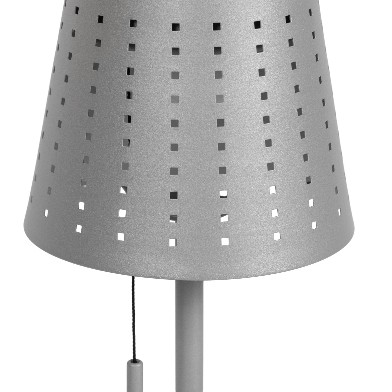 Nahaufnahme eines weißen Lampenschirms mit quadratischen Löchern. Schwarzes Zugkabel.