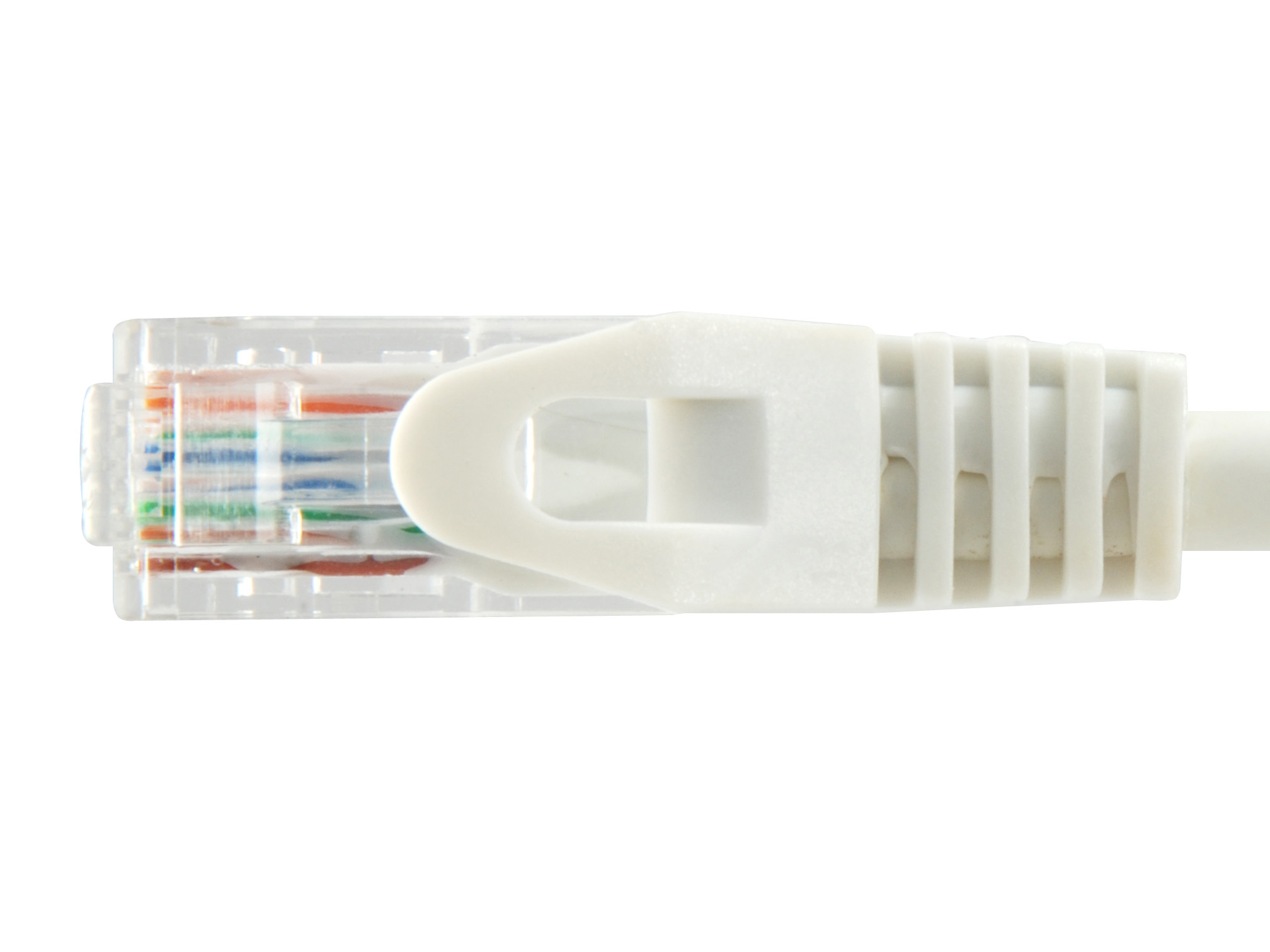 Close-up van een transparante RJ45-connector met kleurrijke draden zichtbaar.