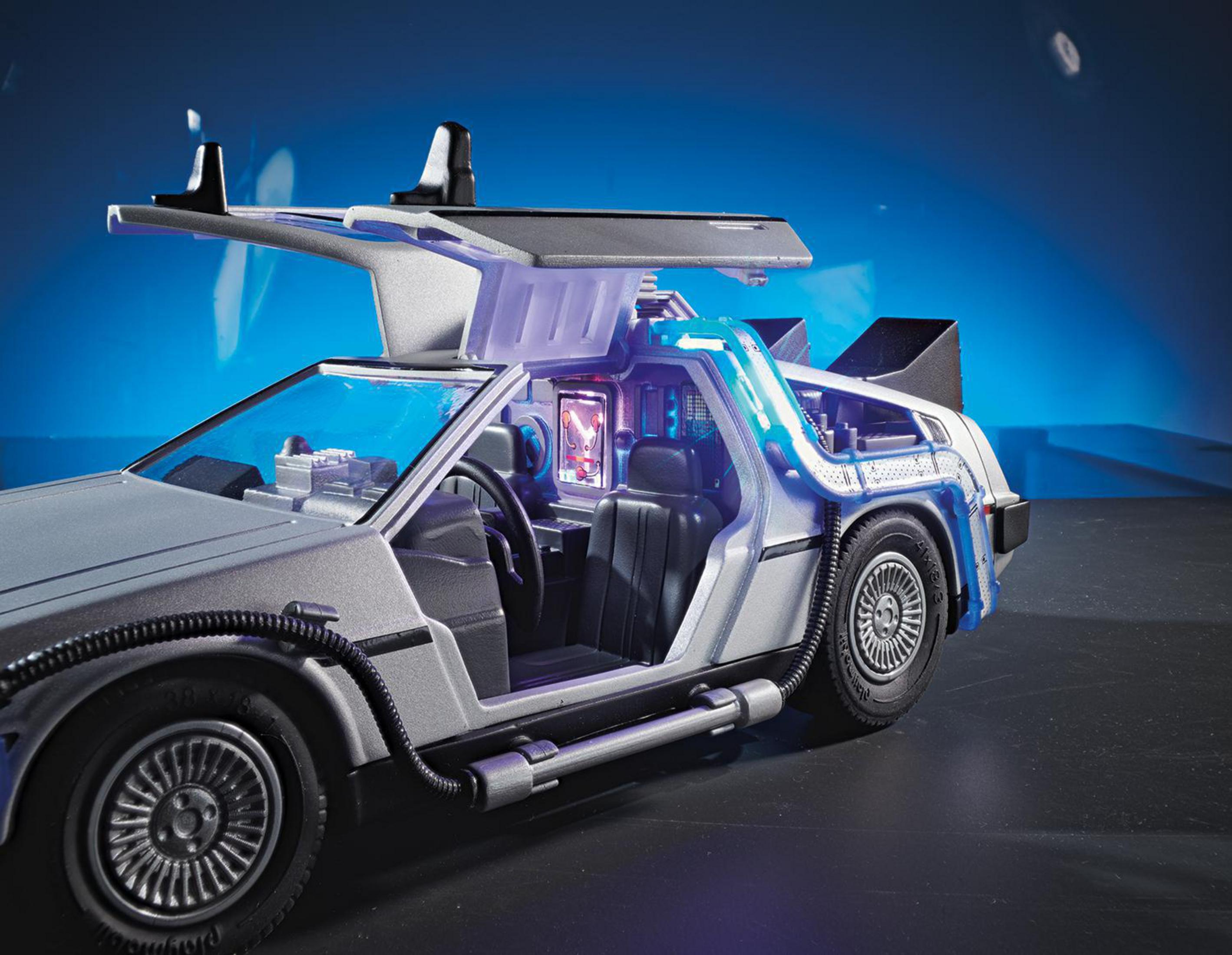 Playmobil DeLorean Spielzeugauto mit geöffneten Türen, blaue und weiße Lichter sichtbar.
