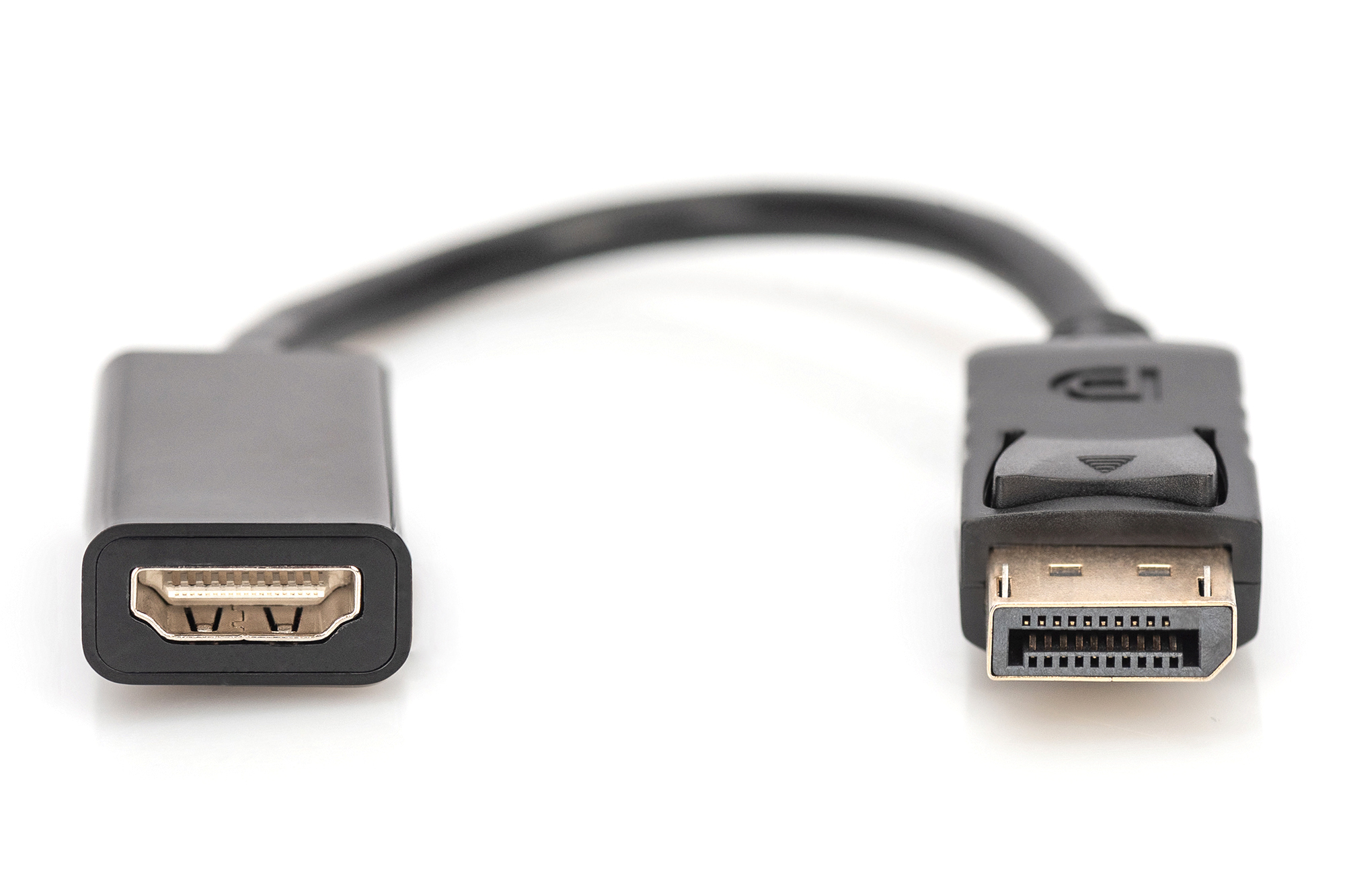 Beyaz bir yüzey üzerinde siyah bir HDMI - DisplayPort adaptör kablosu, yukarıdan açılı.