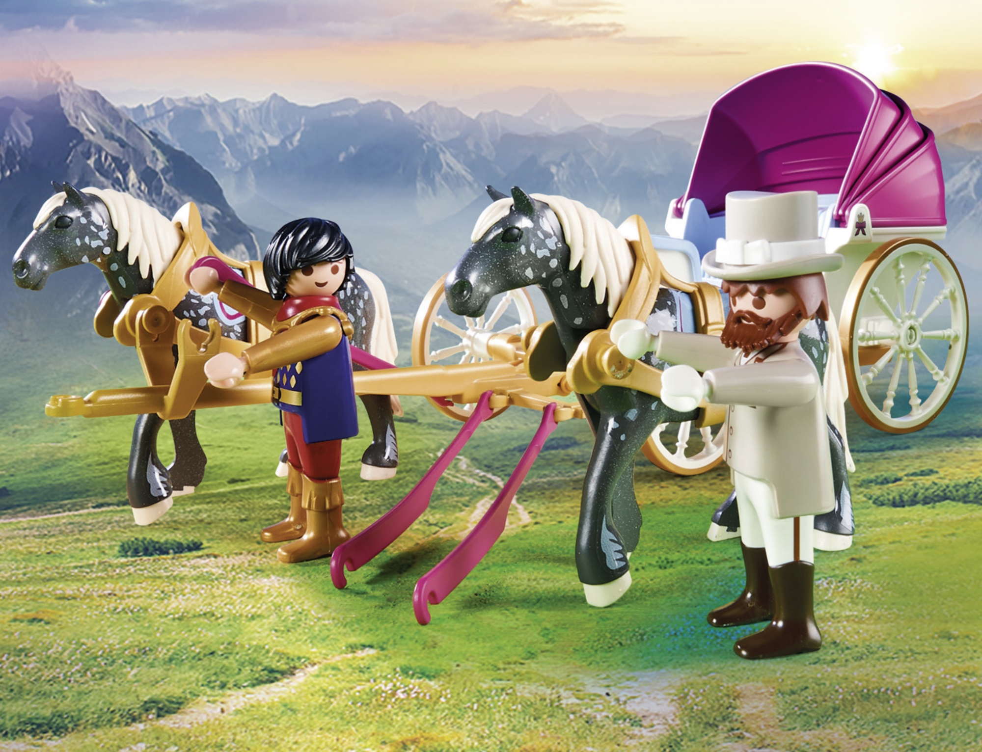 Calèche Playmobil avec chevaux, figurines. Fond avec montagnes et ciel.
