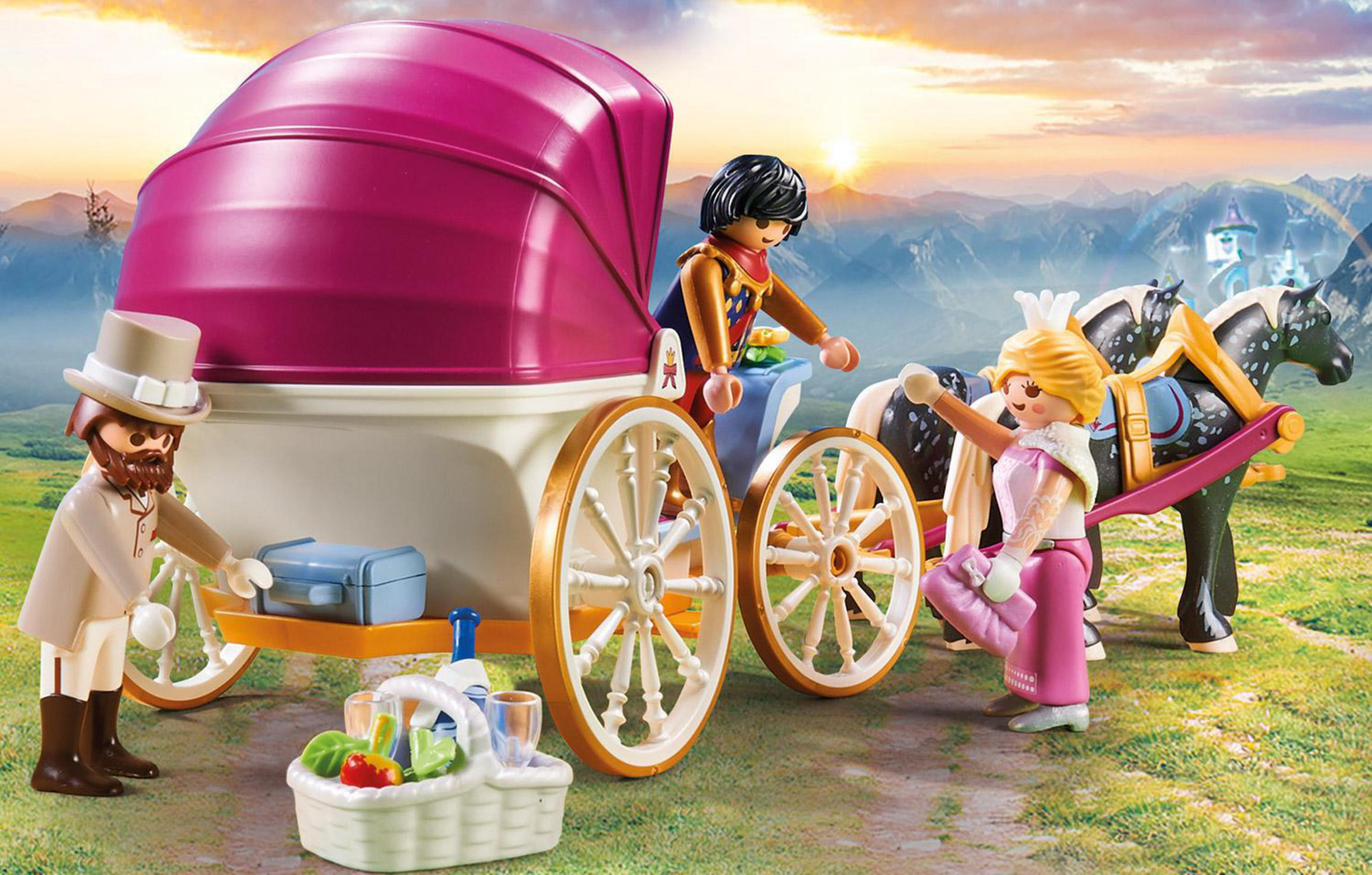 Calèche Playmobil avec figurines. Fond avec montagnes et ciel. Panier pique-nique.