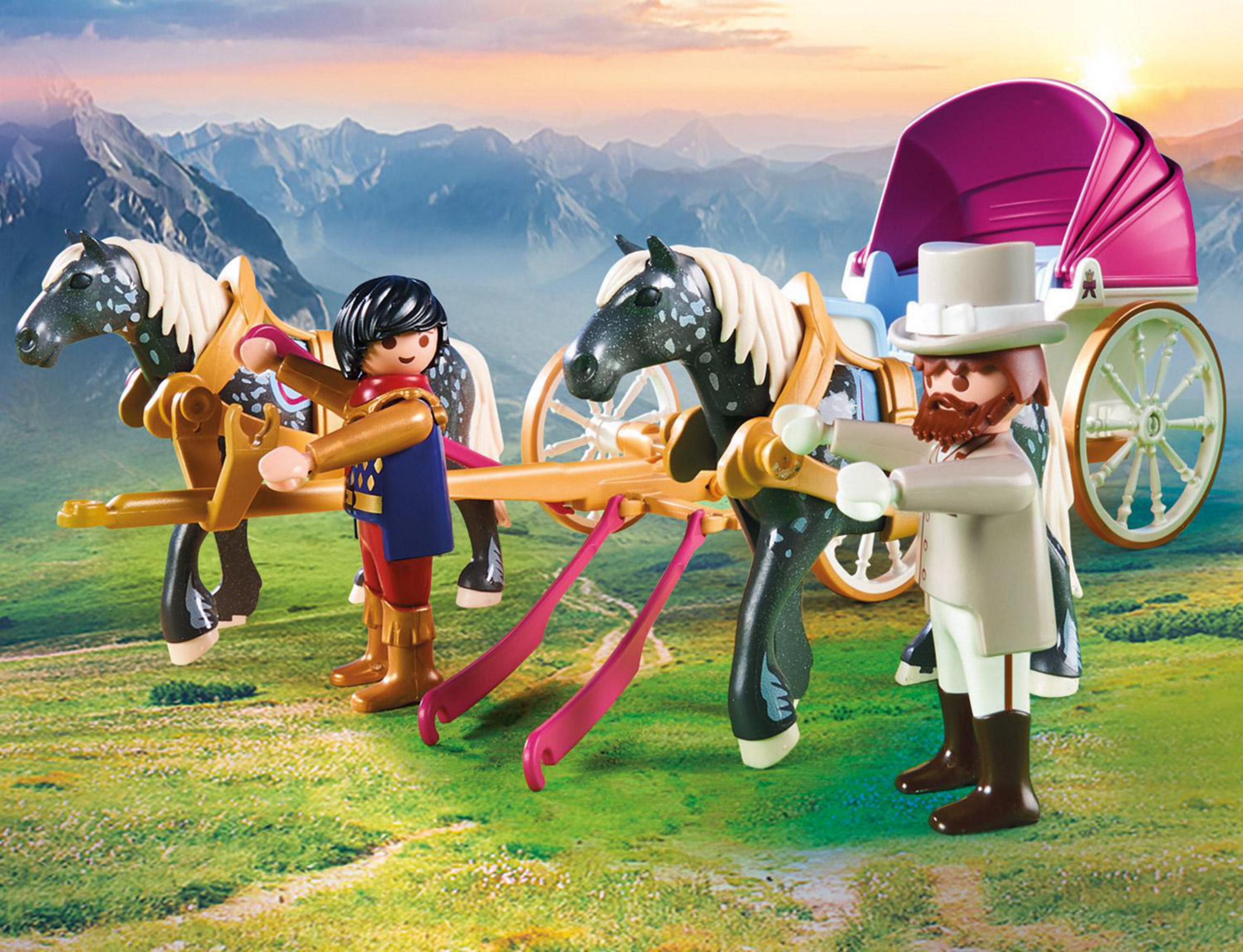 Calèche Playmobil avec chevaux, figurines. Fond avec montagnes et ciel.