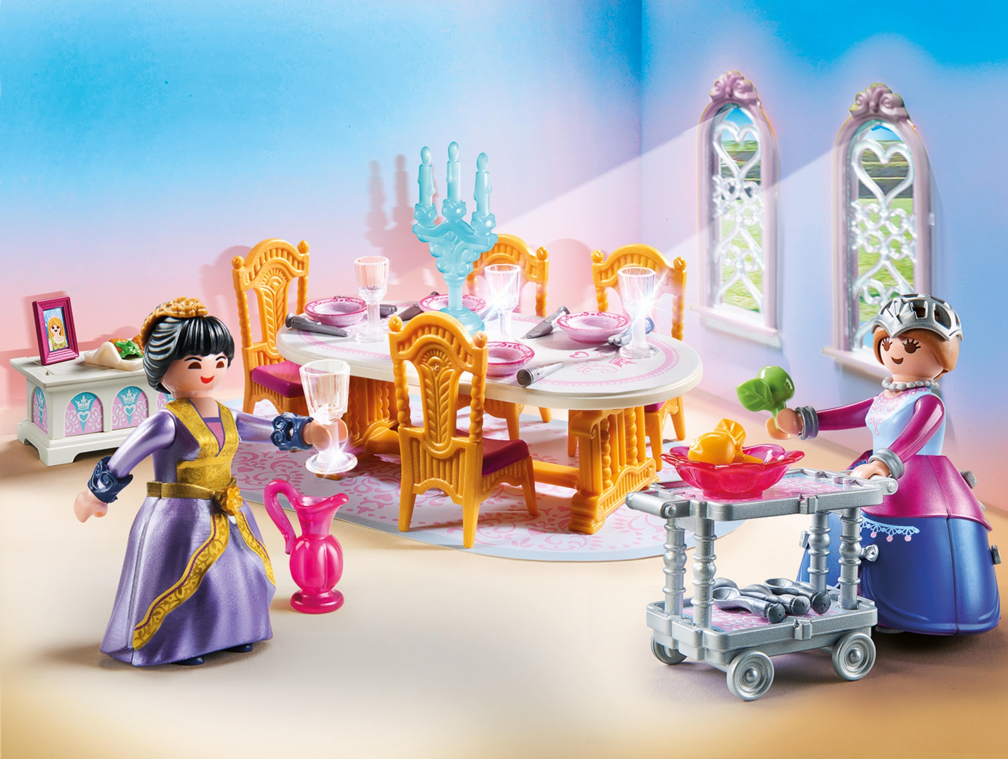 Comedor Playmobil princesa. Figuras, mesa y lámpara. Paredes azules.