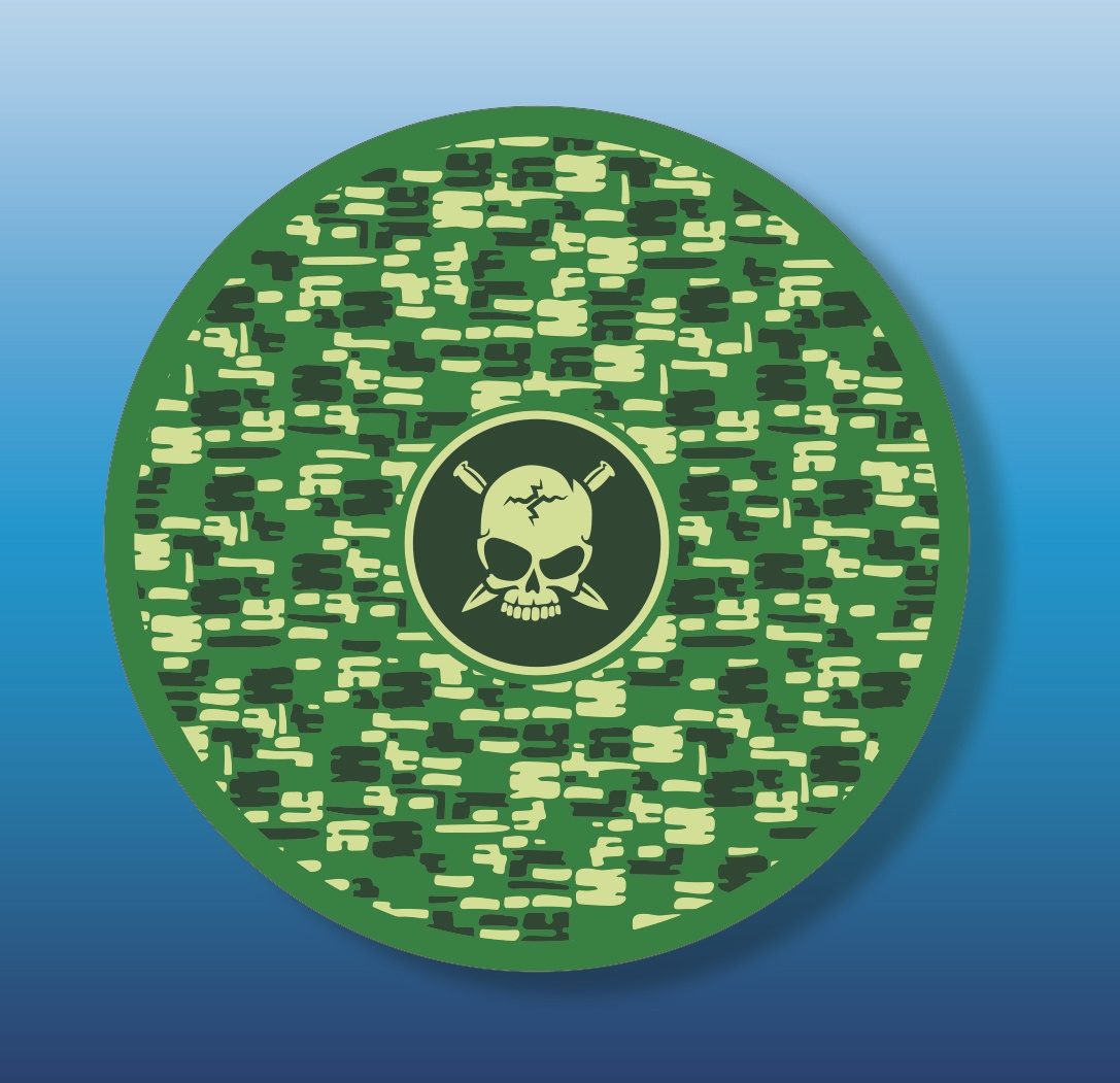 Zielone koło z wzorem kamuflażu i emblematem czaszki i skrzyżowanych piszczeli pośrodku.