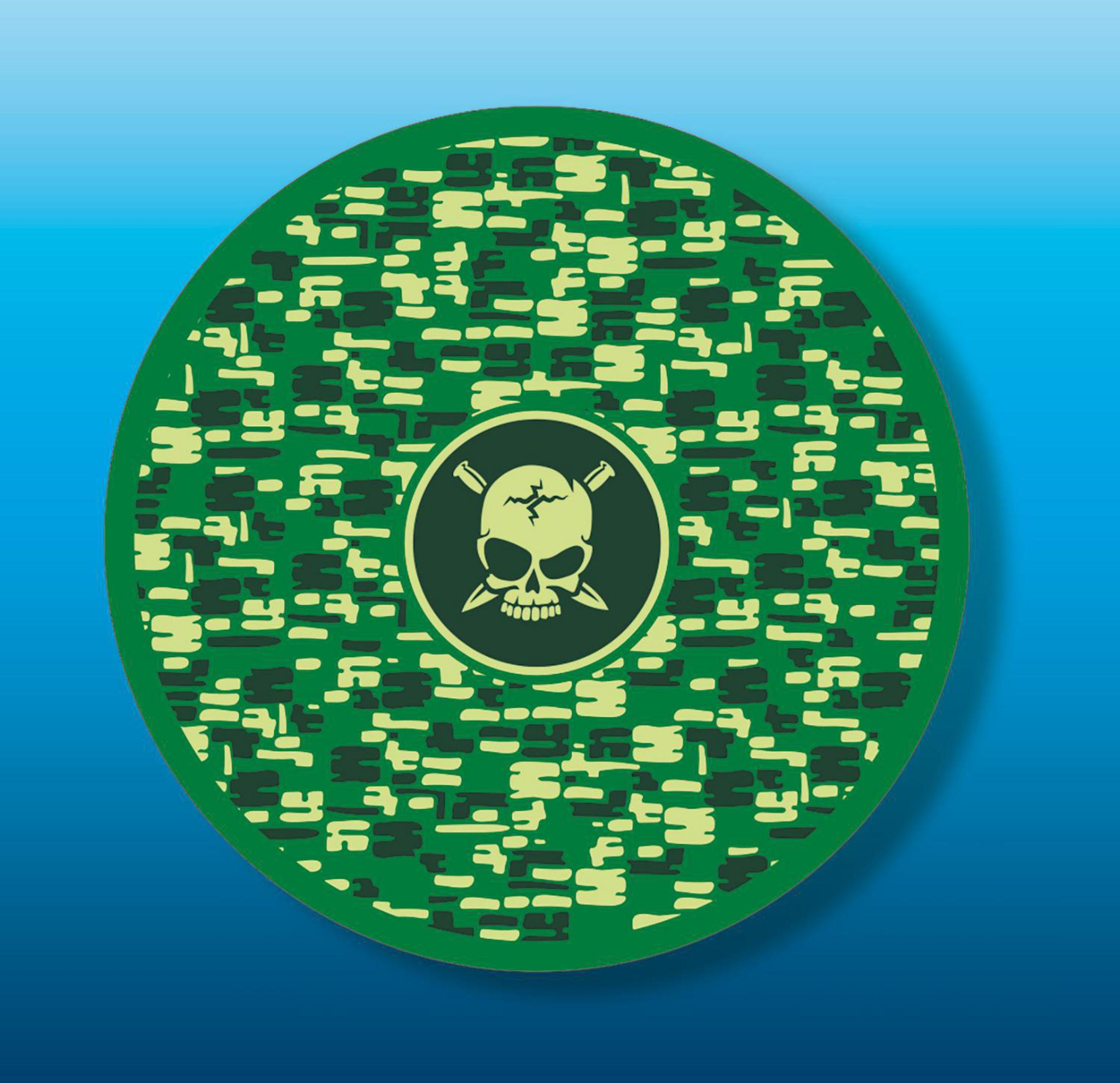 Zielona, okrągła mata w kamuflaż z czaszką i skrzyżowanymi piszczelami w środku.