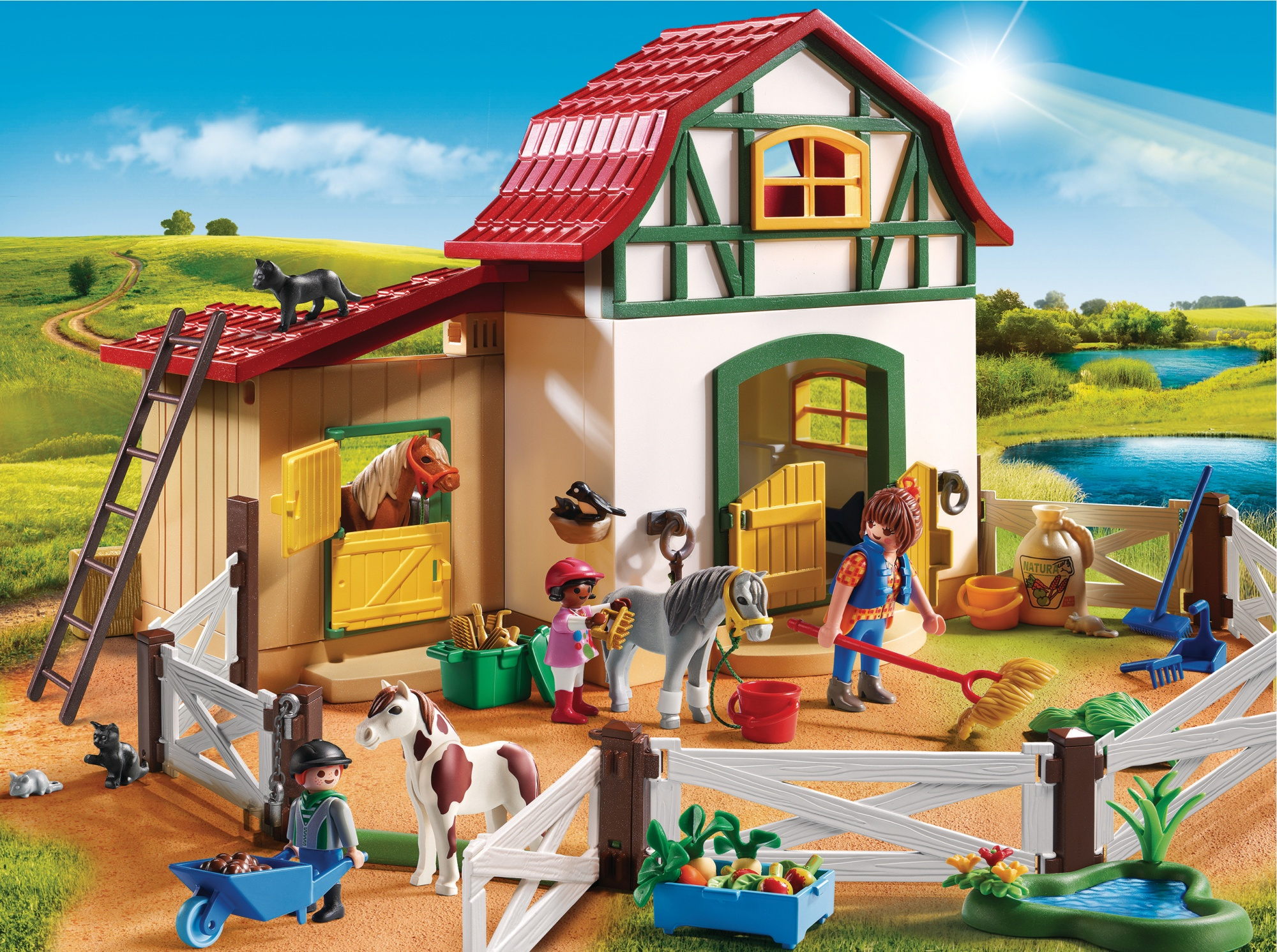 Scena di fienile giocattolo Playmobil con figure, cavalli e un fienile con tetto rosso.