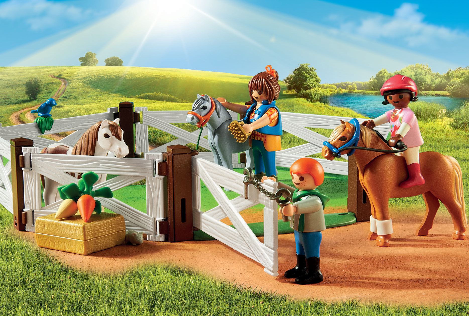 Scena Playmobil: bambini con cavalli, una recinzione e campi verdi sotto un cielo soleggiato.