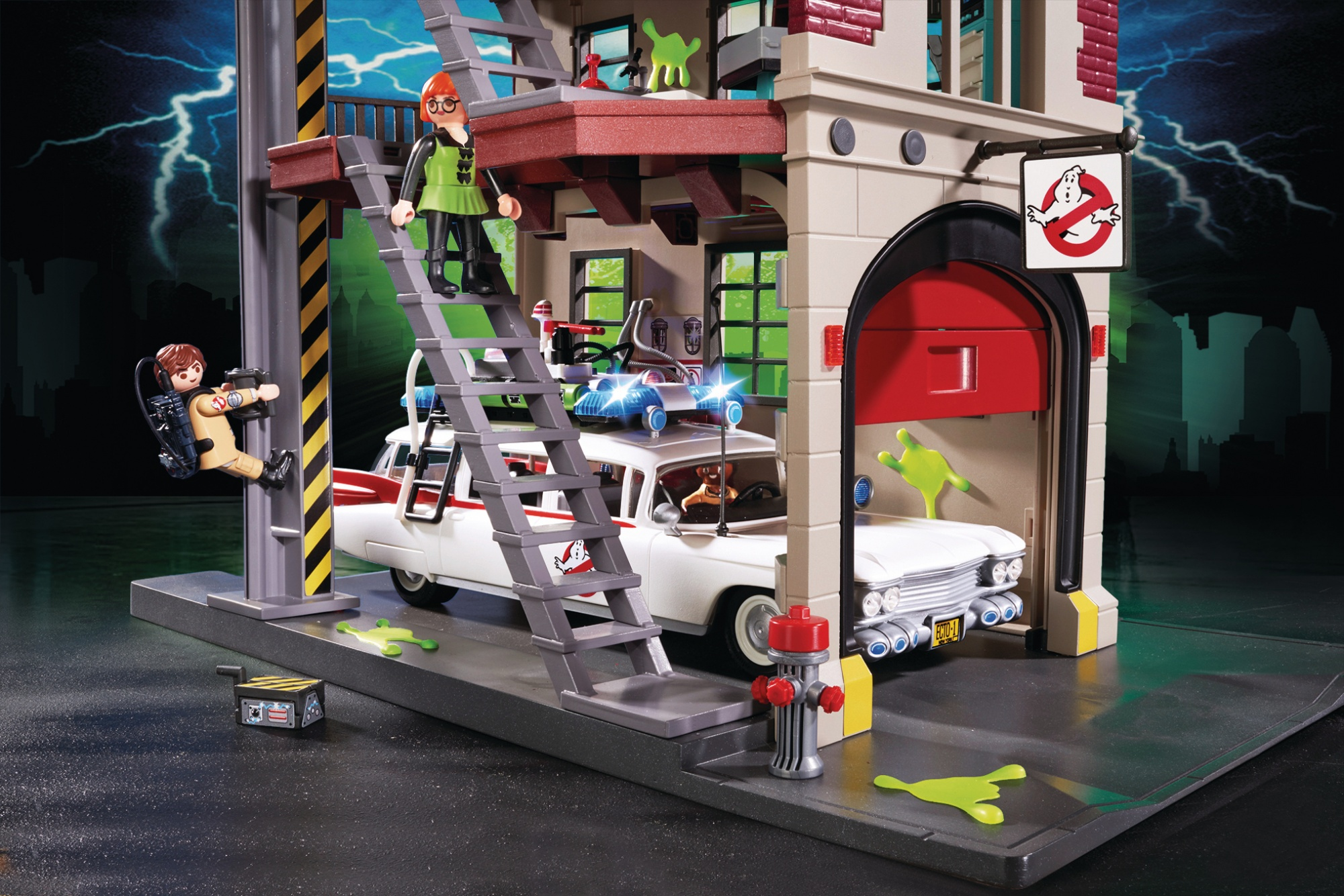 Playmobil Ghostbusters-Szene: Ecto-1-Auto, Figuren und ein Gebäude.