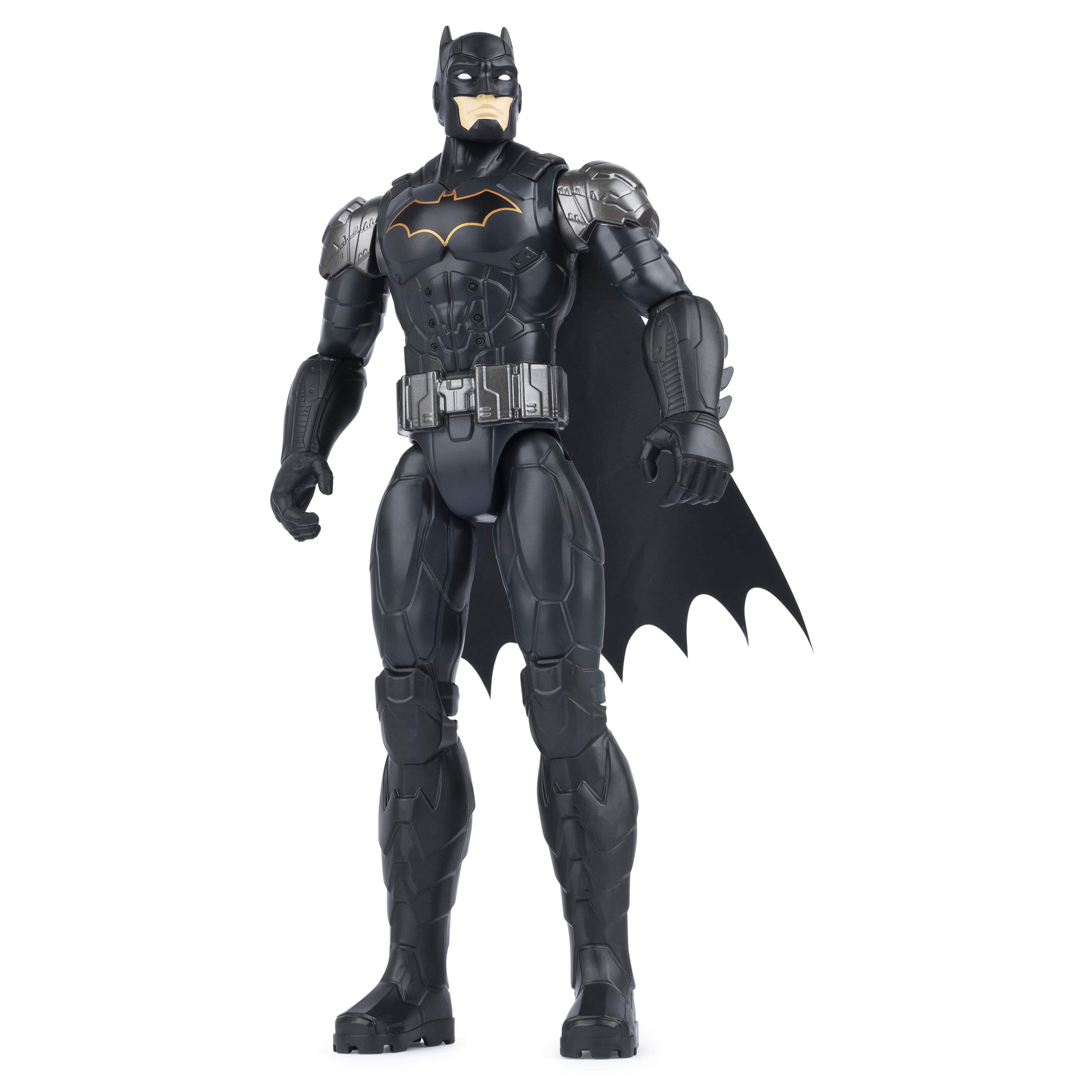 Figura de acción de Batman de pie, traje negro, capa y detalles de armadura. Fondo blanco.