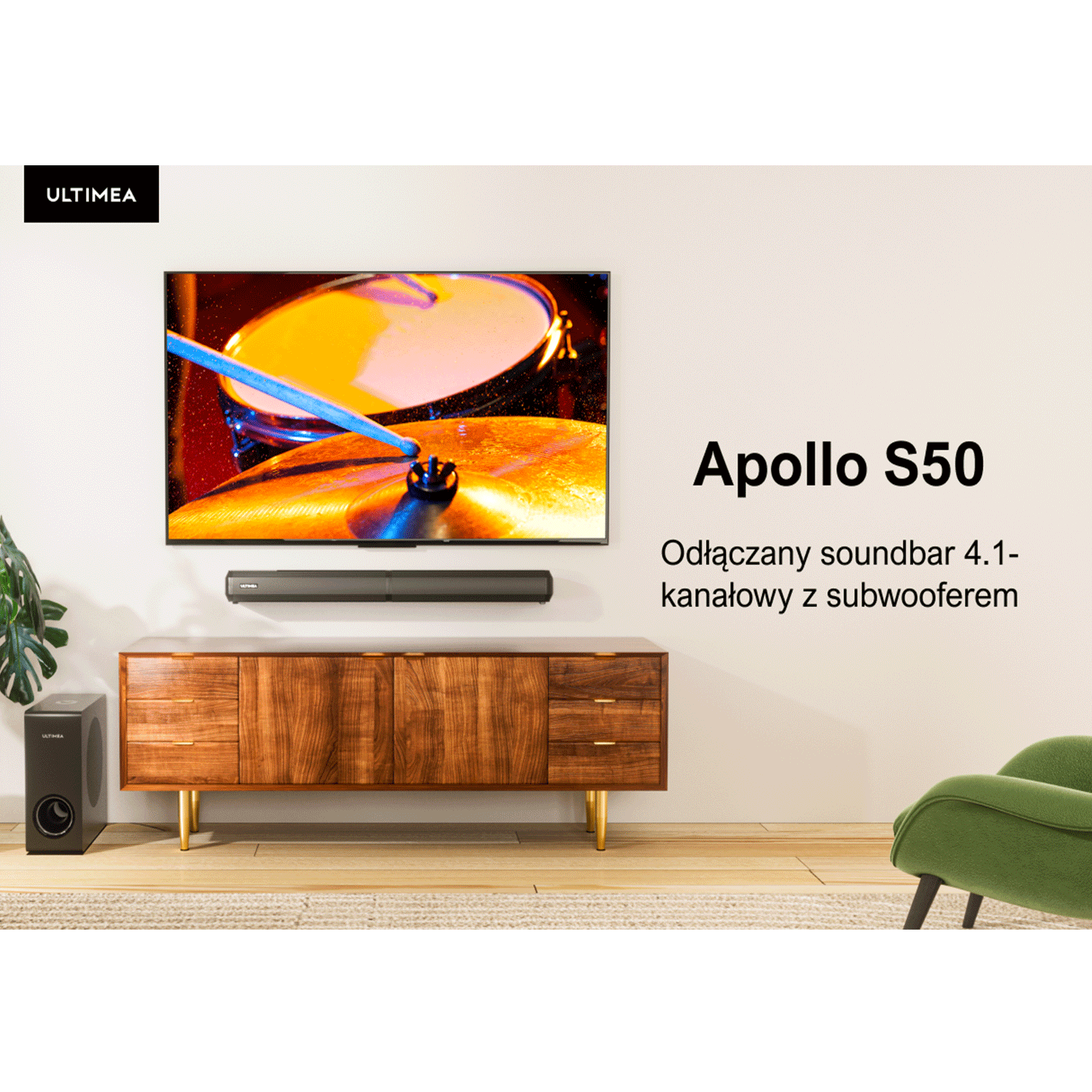 Salon z telewizorem, soundbarem i subwooferem na drewnianej szafce. Zielony fotel.