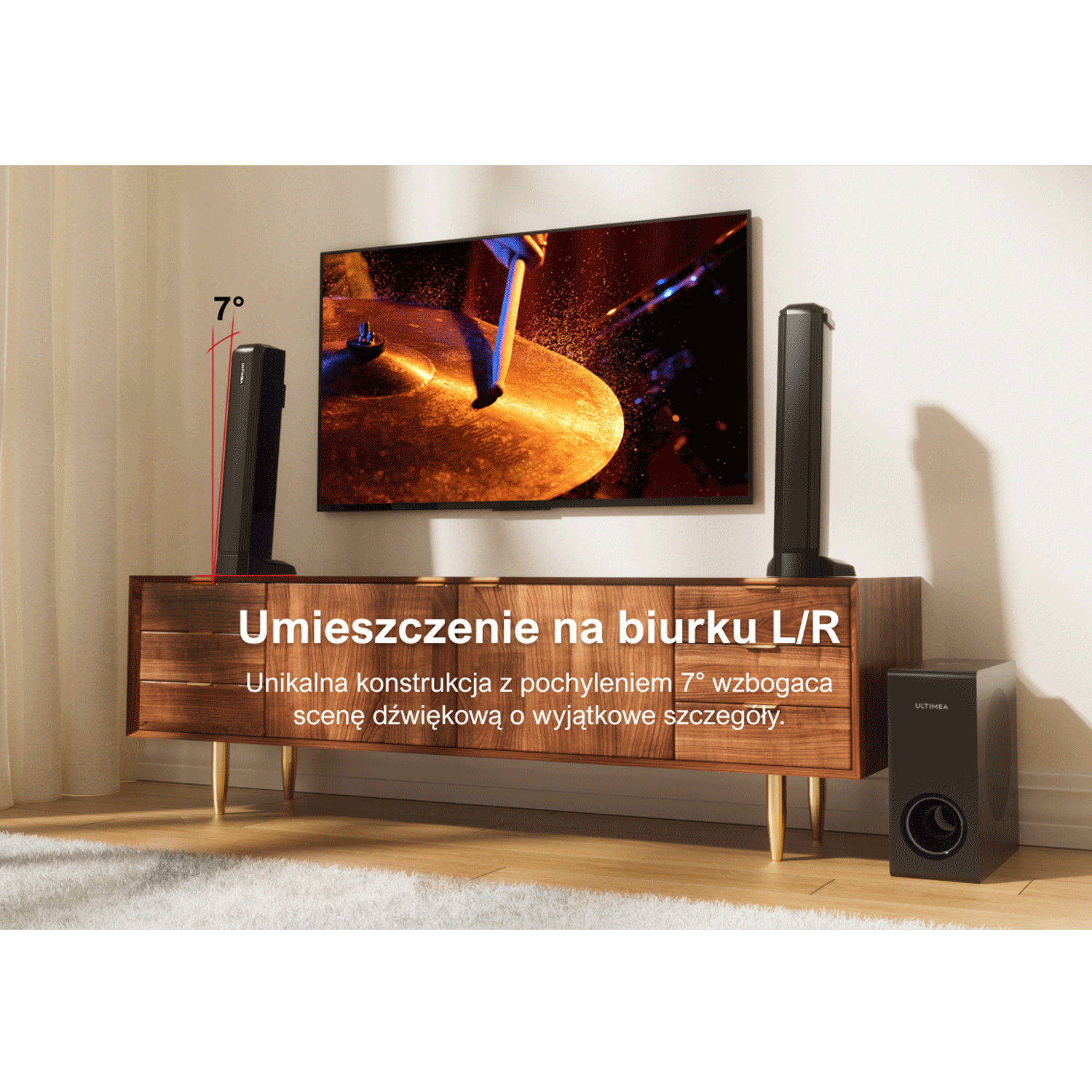 Telewizor na brązowej szafce. Dwa czarne głośniki po obu stronach telewizora.