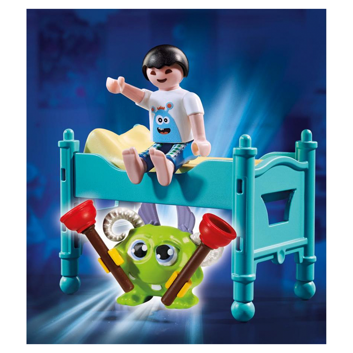 Niño Playmobil en cama con figura de monstruo sosteniendo desatascadores. Tema nocturno con iluminación azul.