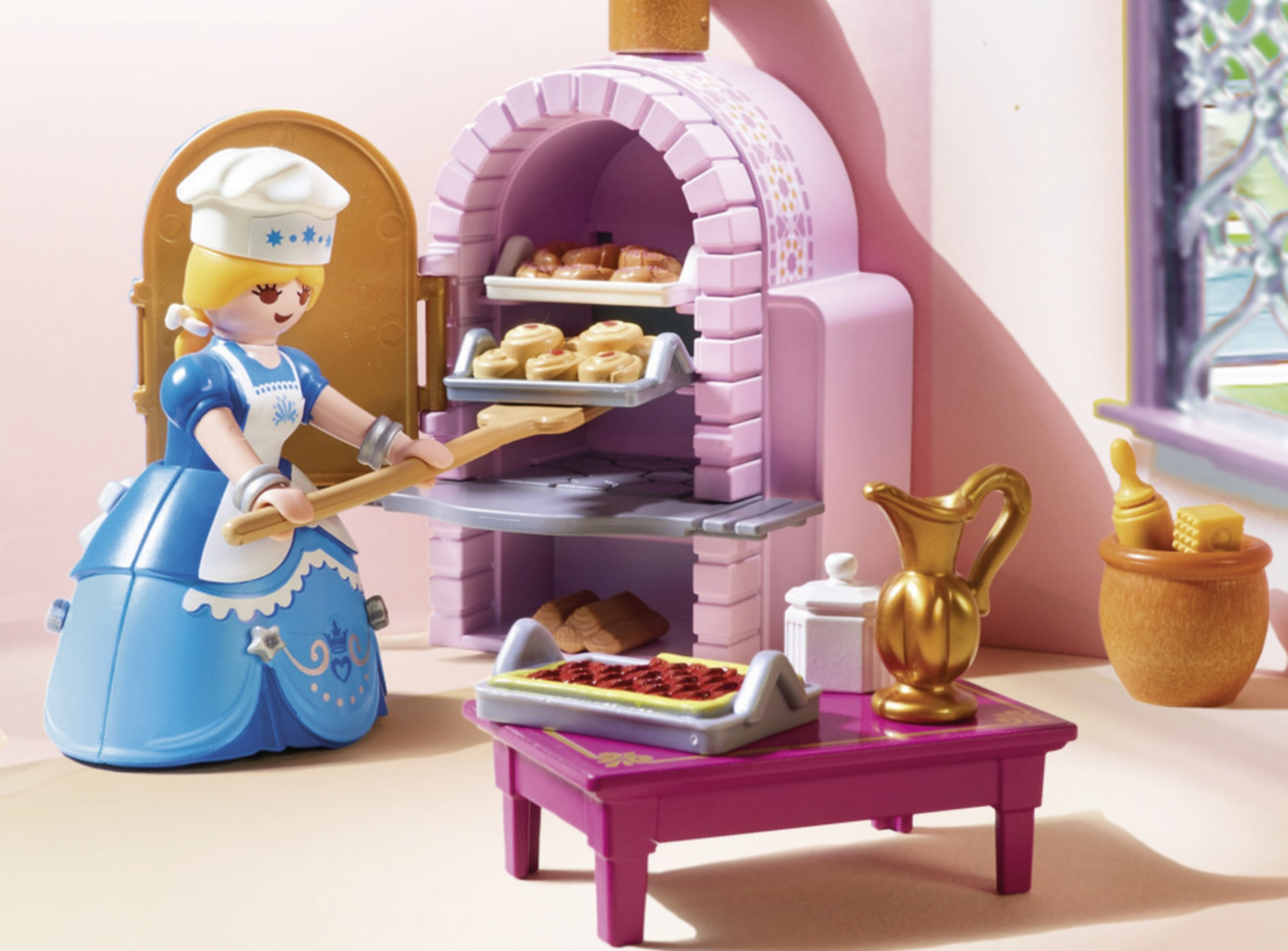 Un chef de juguete prepara comida en un horno de ladrillo, con una jarra y mesa doradas.