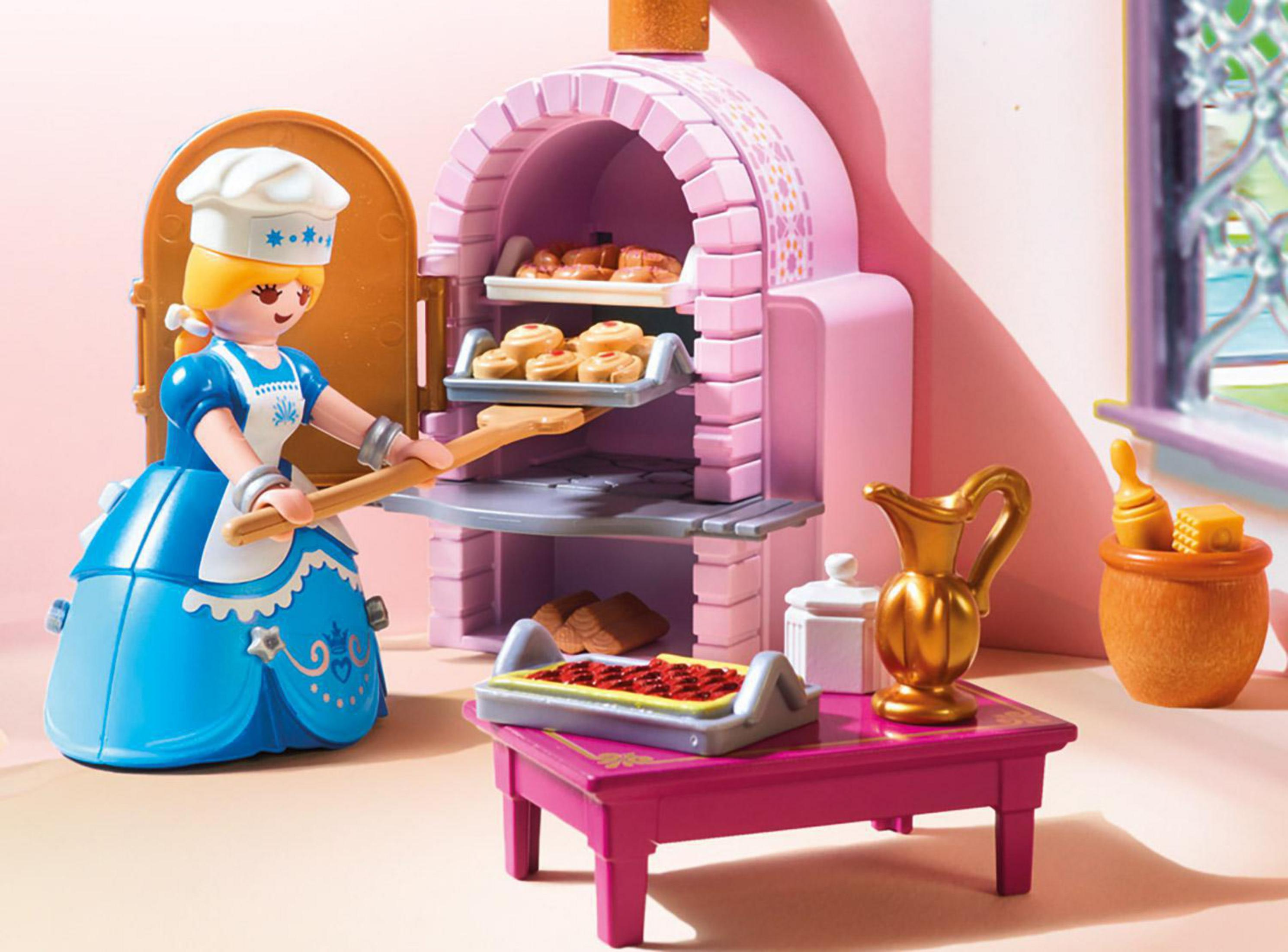 Princesa Playmobil horneando en un horno rosa. Accesorios incluyen mesa, comida y un tarro.