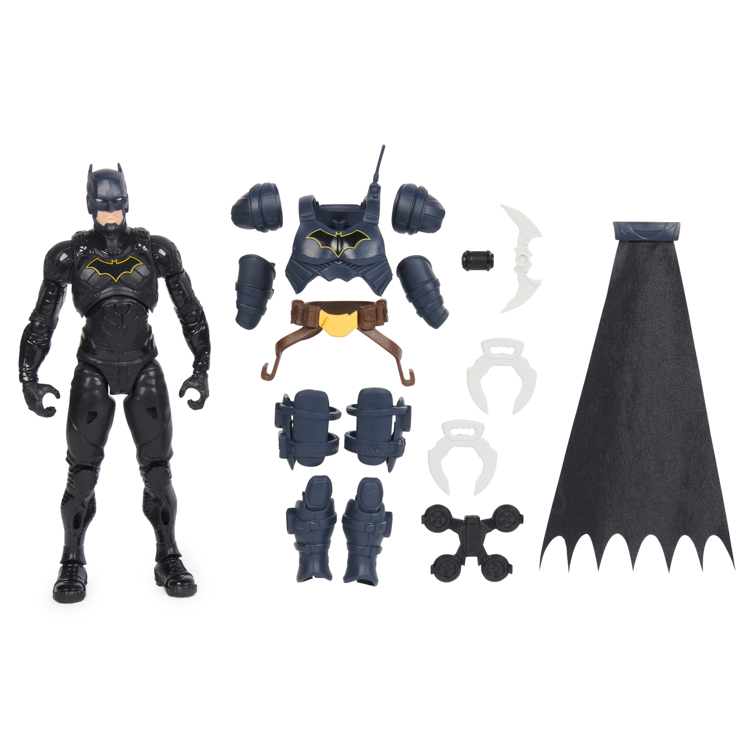 Figura de acción de Batman y accesorios. Traje negro, capa y varias piezas de armadura visibles.