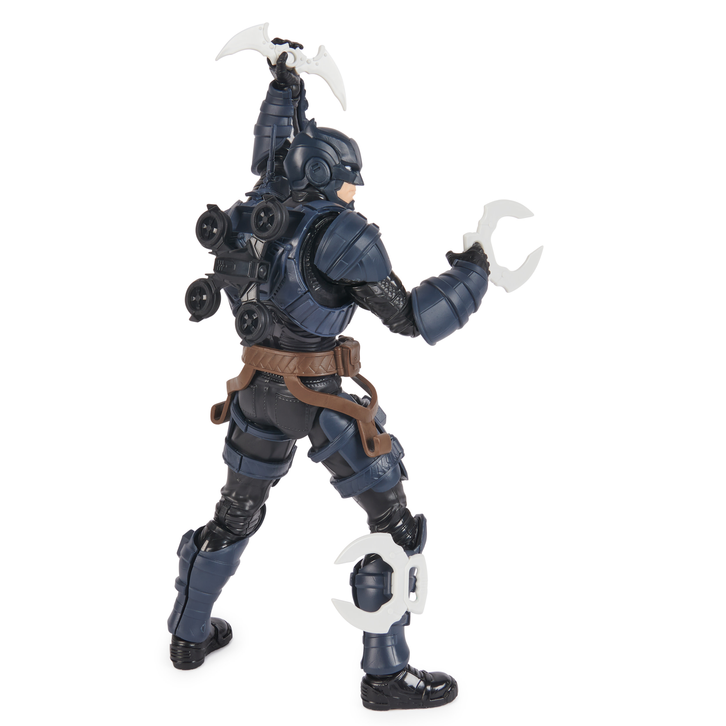 Figura de acción de un hombre con armadura azul oscuro con cuchillas blancas. Vista trasera, fondo blanco.