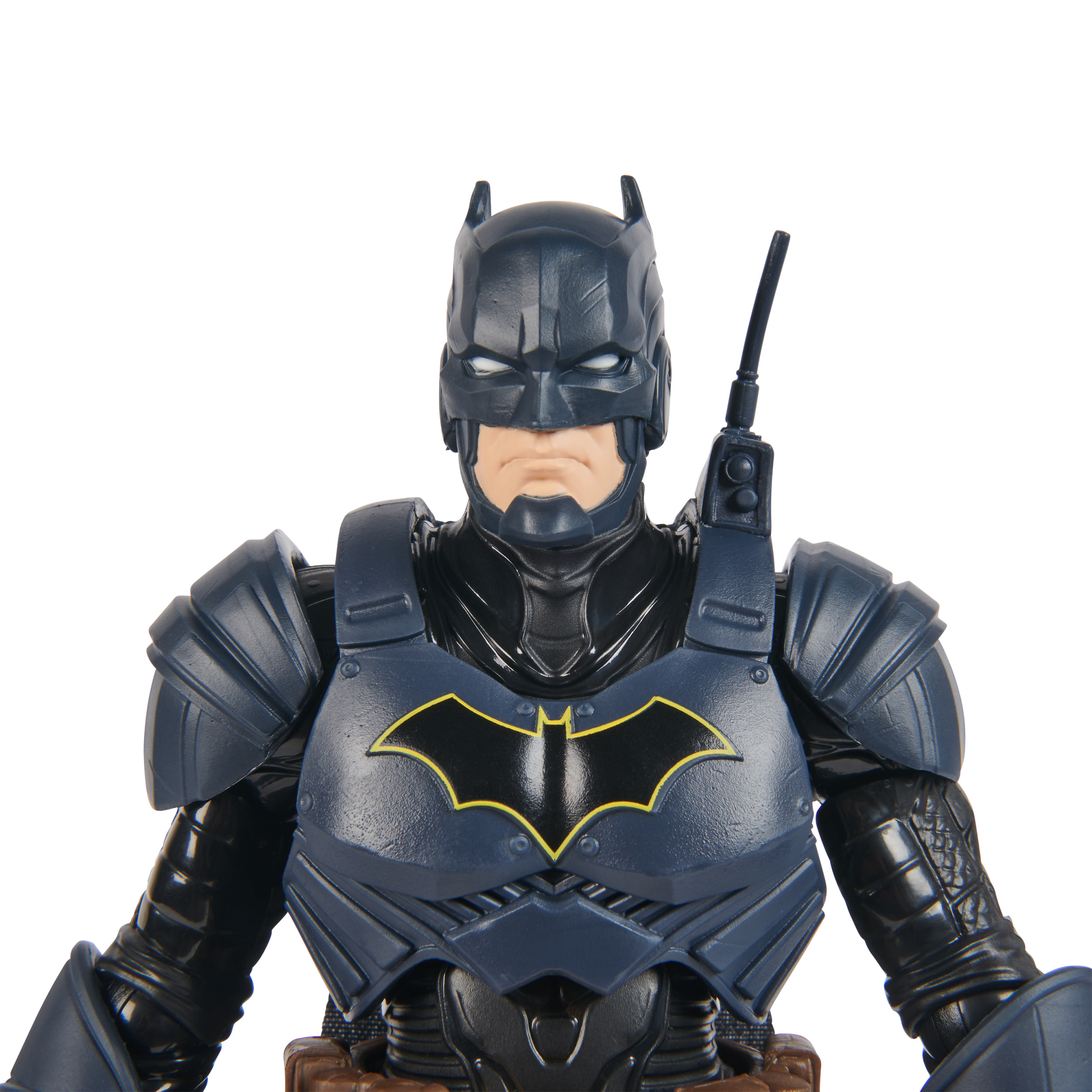 Primer plano de la cabeza y el pecho de una figura de acción de Batman. La figura lleva un traje blindado azul oscuro con un símbolo de murciélago.