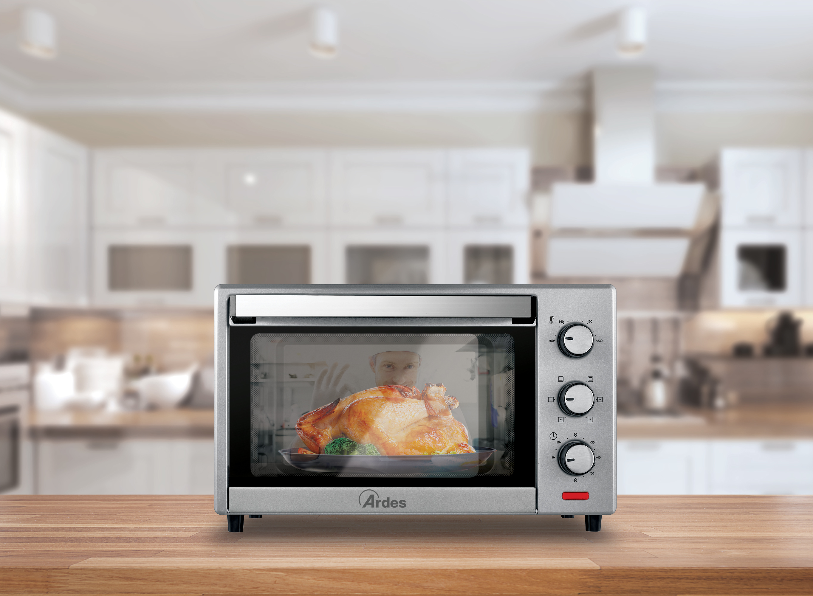 Forno con pollo cotto dentro. Sfondo cucina sfocato.
