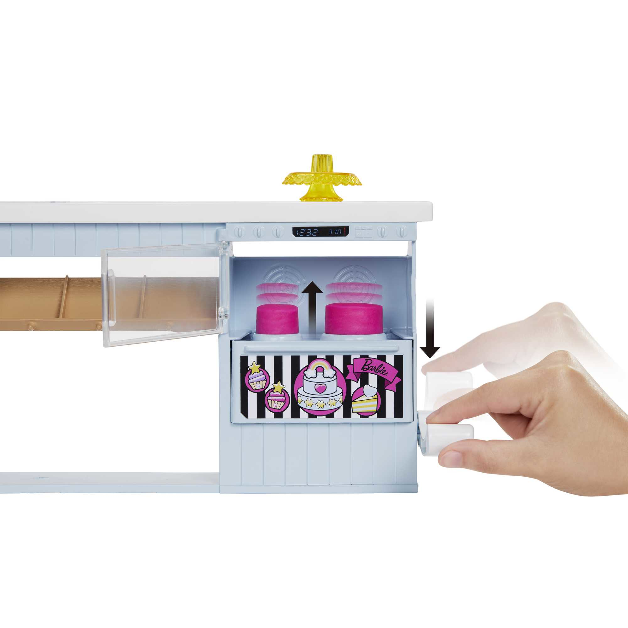 Barbie Spielset mit Kuchen und Hand, die Schublade öffnet.