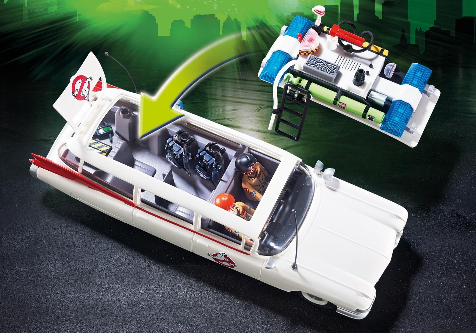 Biały samochód-zabawka Ghostbusters Ecto-1 z figurkami w środku i odłączonym elementem dachu. Zielone tło.